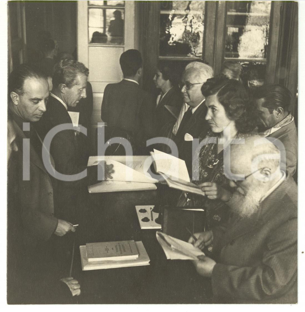 1955 ca UNIVERSITÃ€ DI KIEV (URSS) Socialisti italiani partecipano a una lezione Fotografia d'epoca.La fotografia &egrave; relativa alla visita di una delegazione socialista italiana nella Kiev dell'ex URSS, tra universit&agrave; e mondo rurale.Facevano parte della delegazione l'on. Alcide Malagugini e Francesco Flora.  CONDIZIONI: G (ma minima piegatura al centro) CONDIZIONI: 13x14 cm     originale e autentica 1