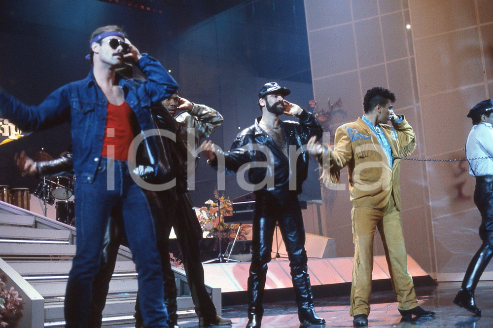 35mm vintage slide* 1985 VILLAGE PEOPLE a Festival di Sanremo (11) *originale   Diapositiva d'epoca, in formato 35 mm. CONDIZIONI: VERY GOODTutti i diritti riservati.E' severamente vietata la riproduzione. ICharta mette in vendita, sul negozio eBay e in esclusiva sul sito "icharta" il proprio archivio composto da numerose diapositive e negativi fotografici d'epoca, tutti originali e autentici, che attraversano la storia del costume italiano tra gli la fine degli anni Sessanta e Novanta.Si tratta di uno sguardo inedito sull'attualit&agrave;, la politica, la vita quotidiana, il gossip e la cultura, che fotografa il cambiamento della nazione in quest'ultimo scorcio del XX secolo. Un'occasione unica per il mercato del collezionismo, che vede finalmente disponibile un archivio eccezionale per vastit&agrave;, tematiche e condizioni, in un settore (il negativo fotografico e la diapositiva) di assoluta novit&agrave; e dalle interessanti prospettive di investimento.  originale e autentica 1