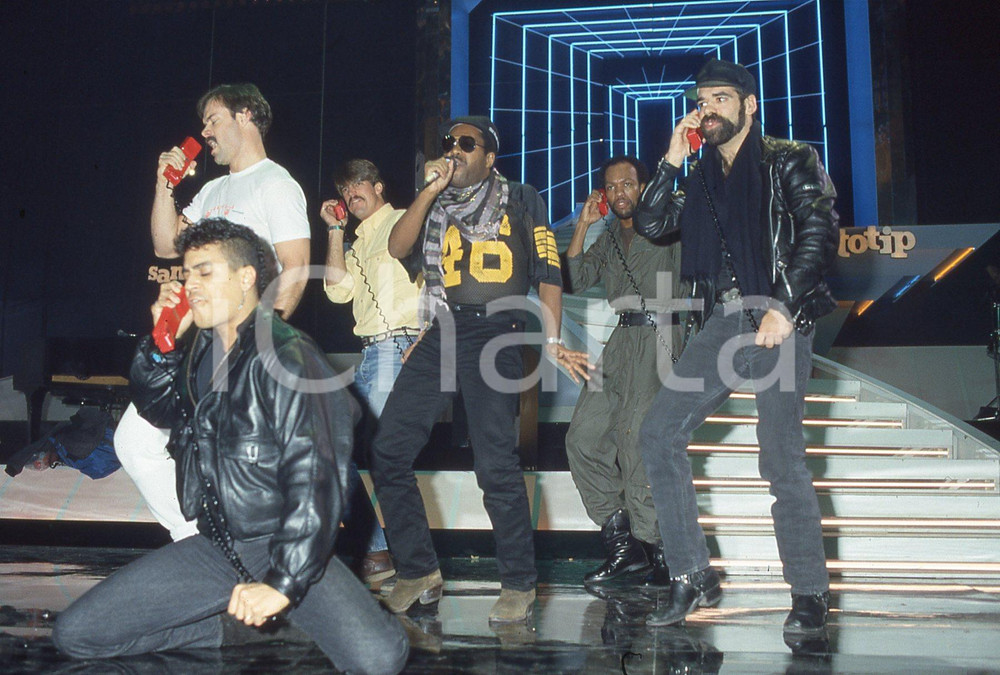 1985 VILLAGE PEOPLE a Festival di Sanremo (24) *35mm VINTAGE SLIDE   Diapositiva originale d'epoca, in formato 35 mm. Tutti i diritti riservati.E' severamente vietata la riproduzione. ICharta mette in vendita, sul negozio eBay e in esclusiva sul sito "icharta" il proprio archivio composto da numerose diapositive e negativi fotografici d'epoca, tutti originali e autentici, che attraversano la storia del costume italiano tra gli la fine degli anni Sessanta e Novanta.Si tratta di uno sguardo inedito sull'attualità, la politica, la vita quotidiana, il gossip e la cultura, che fotografa il cambiamento della nazione in quest'ultimo scorcio del XX secolo. Un'occasione unica per il mercato del collezionismo, che vede finalmente disponibile un archivio eccezionale per vastità, tematiche e condizioni, in un settore (il negativo fotografico e la diapositiva) di assoluta novità e dalle interessanti prospettive di investimento. CONDIZIONI:FAIR/discretoFORMATO: 35mm originale e autentica 1