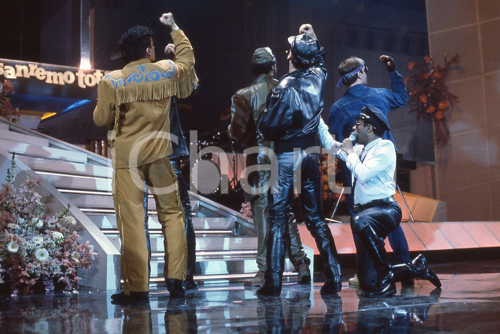 35mm vintage slide* 1985 VILLAGE PEOPLE a Festival di Sanremo (9) *originale   Diapositiva d'epoca, in formato 35 mm. CONDIZIONI: GOODTutti i diritti riservati.E' severamente vietata la riproduzione. ICharta mette in vendita, sul negozio eBay e in esclusiva sul sito "icharta" il proprio archivio composto da numerose diapositive e negativi fotografici d'epoca, tutti originali e autentici, che attraversano la storia del costume italiano tra gli la fine degli anni Sessanta e Novanta.Si tratta di uno sguardo inedito sull'attualità, la politica, la vita quotidiana, il gossip e la cultura, che fotografa il cambiamento della nazione in quest'ultimo scorcio del XX secolo. Un'occasione unica per il mercato del collezionismo, che vede finalmente disponibile un archivio eccezionale per vastità, tematiche e condizioni, in un settore (il negativo fotografico e la diapositiva) di assoluta novità e dalle interessanti prospettive di investimento.  originale e autentica 1