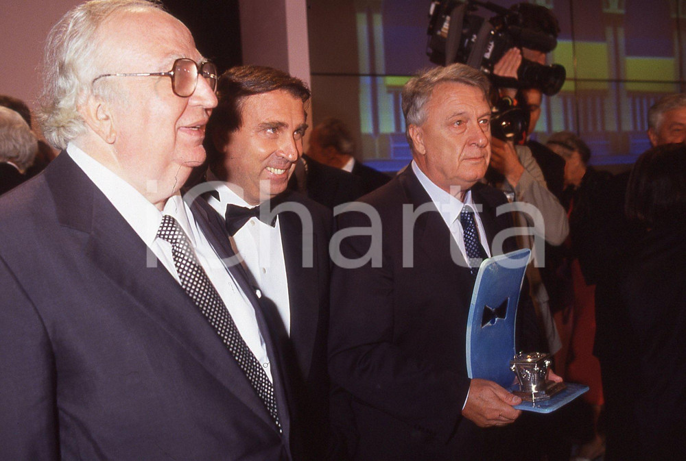 1992 Premio Campiello SPADOLINI Ivano BEGGIO Sergio MALDINI ^35mm vintage slide   Diapositiva originale d'epoca Tutti i diritti riservati.E' severamente vietata la riproduzione. ICharta mette in vendita, sul negozio eBay e in esclusiva sul sito "icharta" il proprio archivio composto da numerose diapositive e negativi fotografici d'epoca, tutti originali e autentici, che attraversano la storia del costume italiano tra gli la fine degli anni Sessanta e Novanta.Si tratta di uno sguardo inedito sull'attualità, la politica, la vita quotidiana, il gossip e la cultura, che fotografa il cambiamento della nazione in quest'ultimo scorcio del XX secolo. Un'occasione unica per il mercato del collezionismo, che vede finalmente disponibile un archivio eccezionale per vastità, tematiche e condizioni, in un settore (il negativo fotografico e la diapositiva) di assoluta novità e dalle interessanti prospettive di investimento. CONDIZIONI:FAIR/discretoFORMATO: 35mm originale e autentica 1