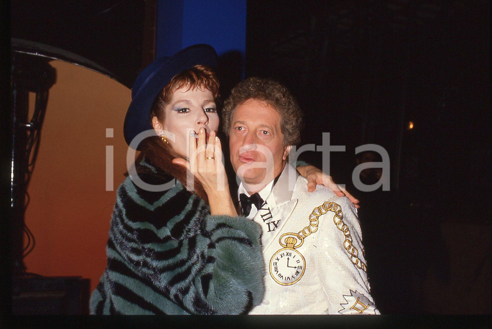 35mm vintage slide* 1985 DRIVE IN Italia 1  TINI' CANSINO e GIANFRANCO D'ANGELO*   Diapositiva d'epoca, in formato 35 mm. CONDIZIONI: GOODTutti i diritti riservati.E' severamente vietata la riproduzione. ICharta mette in vendita, sul negozio eBay e in esclusiva sul sito "icharta" il proprio archivio composto da numerose diapositive e negativi fotografici d'epoca, tutti originali e autentici, che attraversano la storia del costume italiano tra gli la fine degli anni Sessanta e Novanta.Si tratta di uno sguardo inedito sull'attualità, la politica, la vita quotidiana, il gossip e la cultura, che fotografa il cambiamento della nazione in quest'ultimo scorcio del XX secolo. Un'occasione unica per il mercato del collezionismo, che vede finalmente disponibile un archivio eccezionale per vastità, tematiche e condizioni, in un settore (il negativo fotografico e la diapositiva) di assoluta novità e dalle interessanti prospettive di investimento.  originale e autentica 1