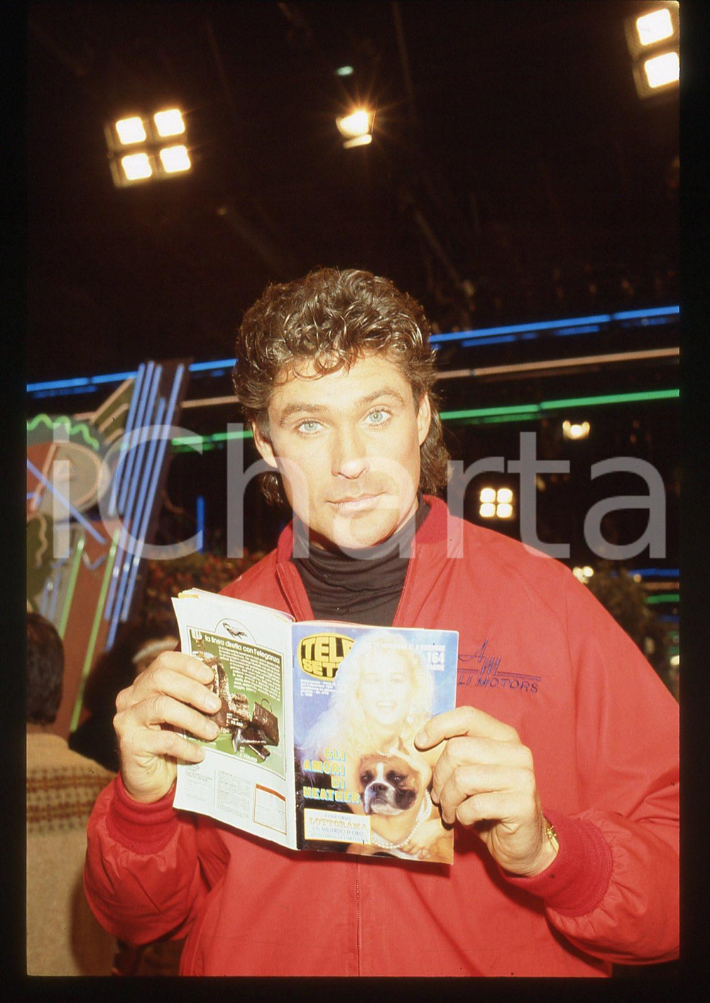 35mm vintage slide* 1985 DRIVE IN Italia 1  Ospitata di DAVID HASSELHOFF   Diapositiva d'epoca, in formato 35 mm. CONDIZIONI: GOODTutti i diritti riservati.E' severamente vietata la riproduzione. ICharta mette in vendita, sul negozio eBay e in esclusiva sul sito "icharta" il proprio archivio composto da numerose diapositive e negativi fotografici d'epoca, tutti originali e autentici, che attraversano la storia del costume italiano tra gli la fine degli anni Sessanta e Novanta.Si tratta di uno sguardo inedito sull'attualità, la politica, la vita quotidiana, il gossip e la cultura, che fotografa il cambiamento della nazione in quest'ultimo scorcio del XX secolo. Un'occasione unica per il mercato del collezionismo, che vede finalmente disponibile un archivio eccezionale per vastità, tematiche e condizioni, in un settore (il negativo fotografico e la diapositiva) di assoluta novità e dalle interessanti prospettive di investimento.  originale e autentica 1