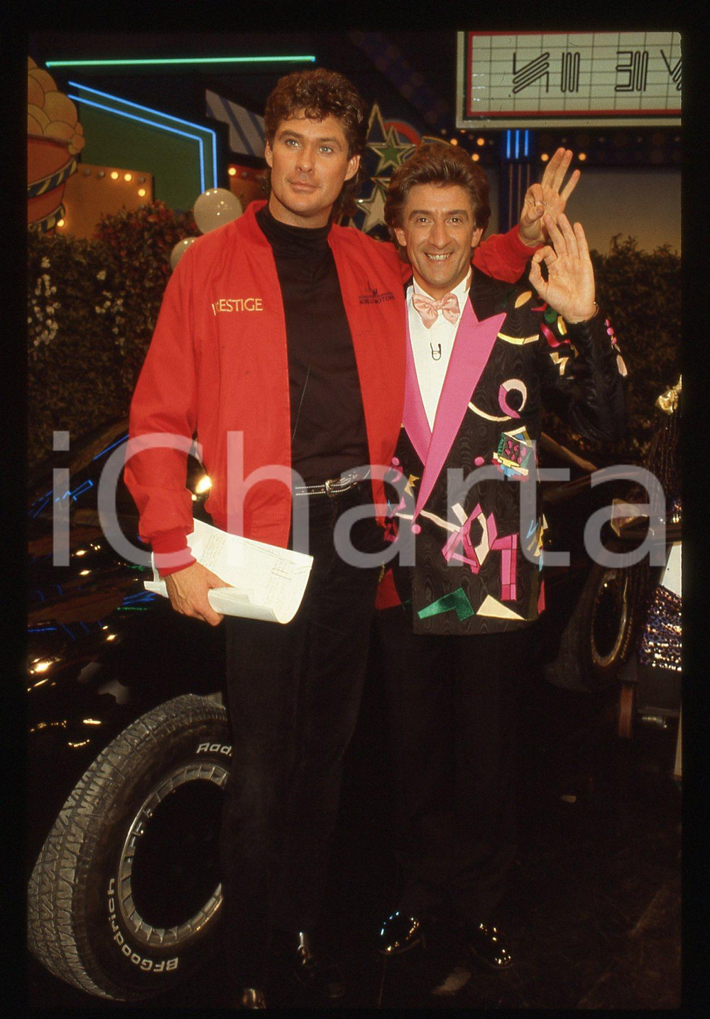 35mm vintage slide* 1985 DRIVE IN Italia 1  EZIO GREGGIO e DAVID HASSELHOFF   Diapositiva d'epoca, in formato 35 mm. CONDIZIONI: GOODTutti i diritti riservati.E' severamente vietata la riproduzione. ICharta mette in vendita, sul negozio eBay e in esclusiva sul sito "icharta" il proprio archivio composto da numerose diapositive e negativi fotografici d'epoca, tutti originali e autentici, che attraversano la storia del costume italiano tra gli la fine degli anni Sessanta e Novanta.Si tratta di uno sguardo inedito sull'attualità, la politica, la vita quotidiana, il gossip e la cultura, che fotografa il cambiamento della nazione in quest'ultimo scorcio del XX secolo. Un'occasione unica per il mercato del collezionismo, che vede finalmente disponibile un archivio eccezionale per vastità, tematiche e condizioni, in un settore (il negativo fotografico e la diapositiva) di assoluta novità e dalle interessanti prospettive di investimento.  originale e autentica 1