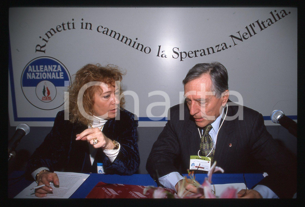35mm vintage slide* 1995ca JEAN-CLAUDE PASTY con CRISTIANA MUSCARDINI   Diapositiva d'epoca, in formato 35 mm. CONDIZIONI: GOODTutti i diritti riservati.E' severamente vietata la riproduzione. ICharta mette in vendita, sul negozio eBay e in esclusiva sul sito "icharta" il proprio archivio composto da numerose diapositive e negativi fotografici d'epoca, tutti originali e autentici, che attraversano la storia del costume italiano tra gli la fine degli anni Sessanta e Novanta.Si tratta di uno sguardo inedito sull'attualità, la politica, la vita quotidiana, il gossip e la cultura, che fotografa il cambiamento della nazione in quest'ultimo scorcio del XX secolo. Un'occasione unica per il mercato del collezionismo, che vede finalmente disponibile un archivio eccezionale per vastità, tematiche e condizioni, in un settore (il negativo fotografico e la diapositiva) di assoluta novità e dalle interessanti prospettive di investimento.  originale e autentica 1