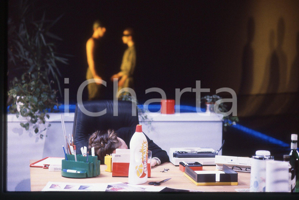 1985 ca RAIUNO Laura LATTUADA nel programma ITALIA SERA 1  35mm vintage slide  Diapositiva d'epoca, in formato 35 mm.Tutti i diritti riservati.E' severamente vietata la riproduzione. ICharta mette in vendita, sul negozio eBay e in esclusiva sul sito "icharta" il proprio archivio composto da numerose diapositive e negativi fotografici d'epoca, tutti originali e autentici, che attraversano la storia del costume italiano tra gli la fine degli anni Sessanta e Novanta.Si tratta di uno sguardo inedito sull'attualità, la politica, la vita quotidiana, il gossip e la cultura, che fotografa il cambiamento della nazione in quest'ultimo scorcio del XX secolo. Un'occasione unica per il mercato del collezionismo, che vede finalmente disponibile un archivio eccezionale per vastità, tematiche e condizioni, in un settore (il negativo fotografico e la diapositiva) di assoluta novità e dalle interessanti prospettive di investimento. FAIR/discreto   originale e autentica 1