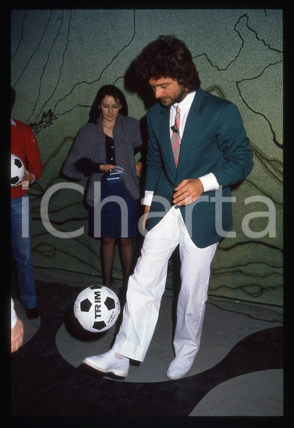 35mm vintage slide* 1984 RAI "Te lo do io il Brasile" Beppe GRILLO palleggia (1)
