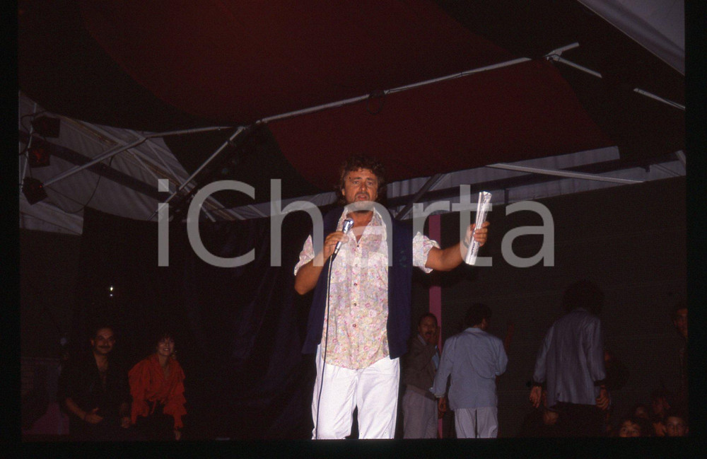 35mm vintage slide* 1990 ca SATIRA Beppe GRILLO ritratto sul palcoscenico (2)