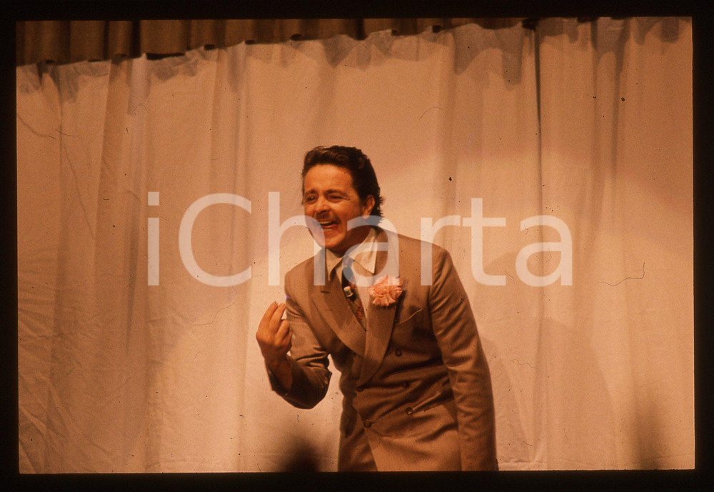 35mm vintage slide* 1988 FESTIVAL DI SANREMO Beppe GRILLO in scena (24)  Diapositiva d'epoca, in formato 35 mm. CONDIZIONI: GOODTutti i diritti riservati.E' severamente vietata la riproduzione. ICharta mette in vendita, sul negozio eBay e in esclusiva sul sito "icharta" il proprio archivio composto da numerose diapositive e negativi fotografici d'epoca, tutti originali e autentici, che attraversano la storia del costume italiano tra gli la fine degli anni Sessanta e Novanta.Si tratta di uno sguardo inedito sull'attualit&agrave;, la politica, la vita quotidiana, il gossip e la cultura, che fotografa il cambiamento della nazione in quest'ultimo scorcio del XX secolo. Un'occasione unica per il mercato del collezionismo, che vede finalmente disponibile un archivio eccezionale per vastit&agrave;, tematiche e condizioni, in un settore (il negativo fotografico e la diapositiva) di assoluta novit&agrave; e dalle interessanti prospettive di investimento.     originale e autentica 1