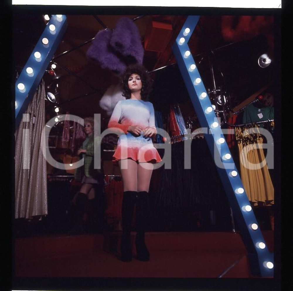 1970 circa MARCELLA BELLA prova abiti (3) * DIAPOSITIVA ORIGINALE   Positivo fotografico originale d'epoca a colori su pellicola  E' SEVERAMENTE VIETATA LA RIPRODUZIONE.TUTTI I DIRITTI SONO RISERVATI.ICharta mette in vendita, sul negozio eBay e in esclusiva sul sito "icharta" il proprio archivio composto da numerose diapositive e negativi fotografici d'epoca, tutti originali e autentici, che attraversano la storia del costume italiano tra gli la fine degli anni Sessanta e Novanta.Si tratta di uno sguardo inedito sull'attualità, la politica, la vita quotidiana, il gossip e la cultura, che fotografa il cambiamento della nazione in quest'ultimo scorcio del XX secolo. Un'occasione unica per il mercato del collezionismo, che vede finalmente disponibile un archivio eccezionale per vastità, tematiche e condizioni, in un settore (il negativo fotografico e la diapositiva) di assoluta novità e dalle interessanti prospettive di investimento. CONDIZIONI:FAIR/discretoFORMATO: cm 6 x 6 originale e autentica 1
