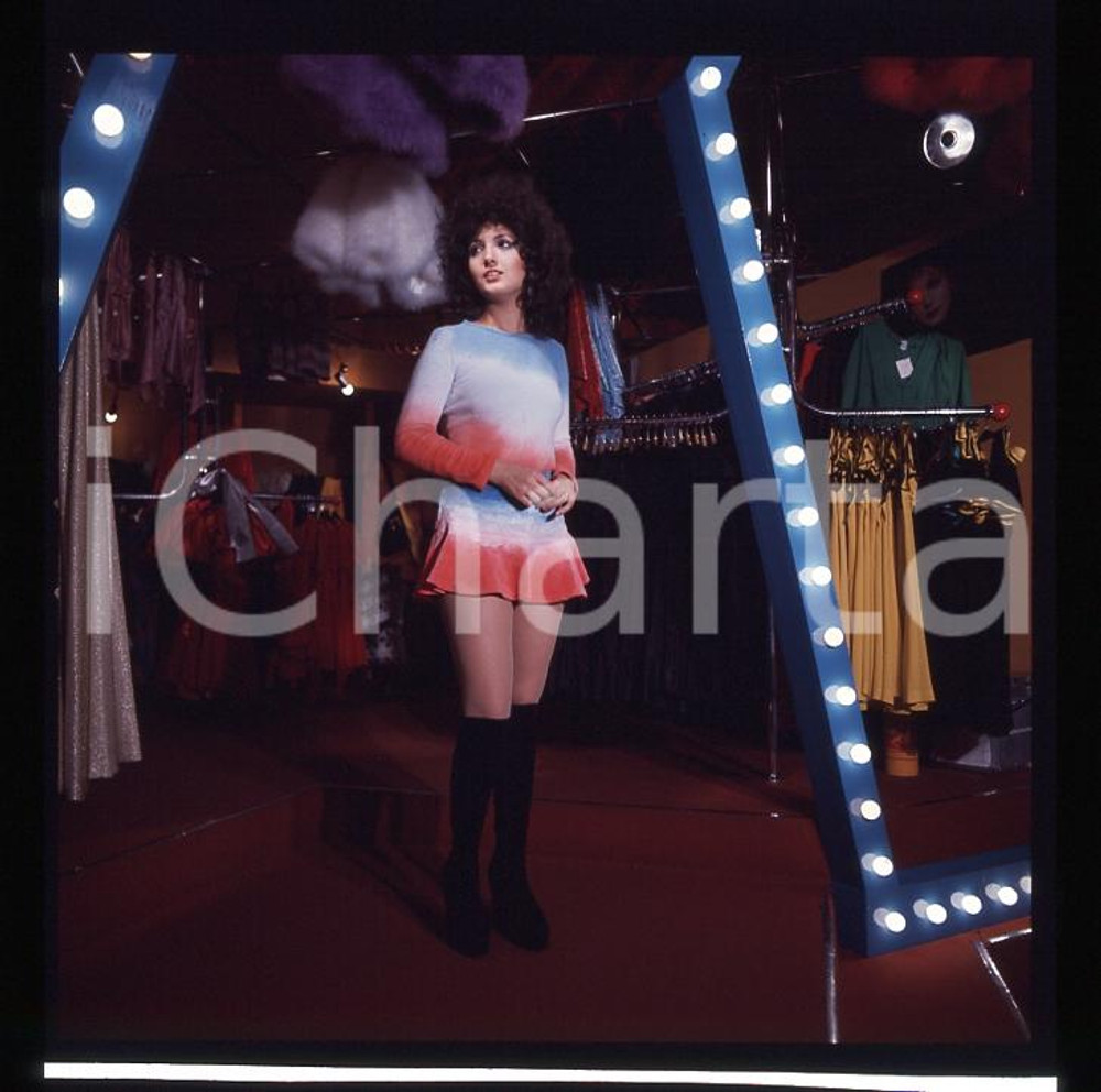 1970 circa MARCELLA BELLA prova abiti (3) *DIAPOSITIVA ORIGINALE   Positivo fotografico originale d'epoca a colori su pellicola  E' SEVERAMENTE VIETATA LA RIPRODUZIONE.TUTTI I DIRITTI SONO RISERVATI.ICharta mette in vendita, sul negozio eBay e in esclusiva sul sito "icharta" il proprio archivio composto da numerose diapositive e negativi fotografici d'epoca, tutti originali e autentici, che attraversano la storia del costume italiano tra gli la fine degli anni Sessanta e Novanta.Si tratta di uno sguardo inedito sull'attualità, la politica, la vita quotidiana, il gossip e la cultura, che fotografa il cambiamento della nazione in quest'ultimo scorcio del XX secolo. Un'occasione unica per il mercato del collezionismo, che vede finalmente disponibile un archivio eccezionale per vastità, tematiche e condizioni, in un settore (il negativo fotografico e la diapositiva) di assoluta novità e dalle interessanti prospettive di investimento. CONDIZIONI:FAIR/discretoFORMATO: cm 6 x 6 originale e autentica 1
