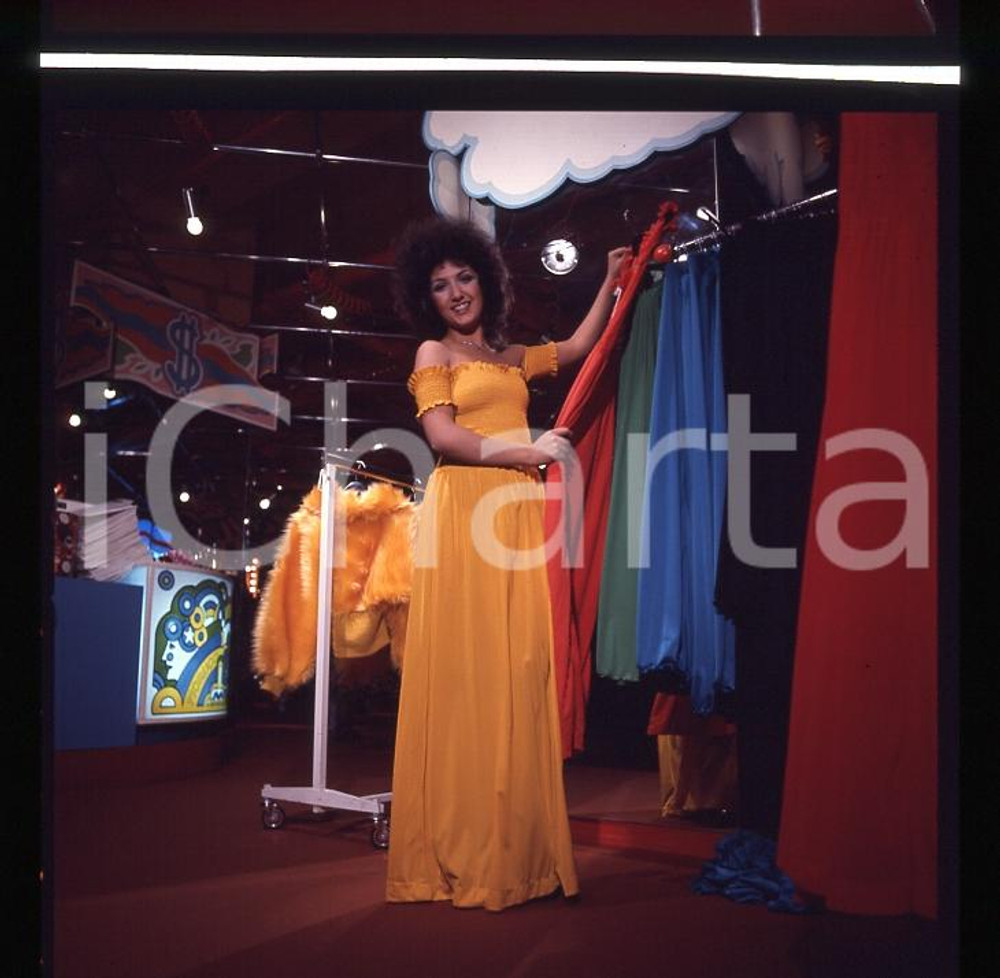 1970 circa MARCELLA BELLA prova abiti *DIAPOSITIVA ORIGINALE 6   Positivo fotografico originale d'epoca a colori su pellicola  E' SEVERAMENTE VIETATA LA RIPRODUZIONE.TUTTI I DIRITTI SONO RISERVATI.ICharta mette in vendita, sul negozio eBay e in esclusiva sul sito "icharta" il proprio archivio composto da numerose diapositive e negativi fotografici d'epoca, tutti originali e autentici, che attraversano la storia del costume italiano tra gli la fine degli anni Sessanta e Novanta.Si tratta di uno sguardo inedito sull'attualità, la politica, la vita quotidiana, il gossip e la cultura, che fotografa il cambiamento della nazione in quest'ultimo scorcio del XX secolo. Un'occasione unica per il mercato del collezionismo, che vede finalmente disponibile un archivio eccezionale per vastità, tematiche e condizioni, in un settore (il negativo fotografico e la diapositiva) di assoluta novità e dalle interessanti prospettive di investimento. CONDIZIONI:FAIR/discretoFORMATO: cm 6 x 6 originale e autentica 1