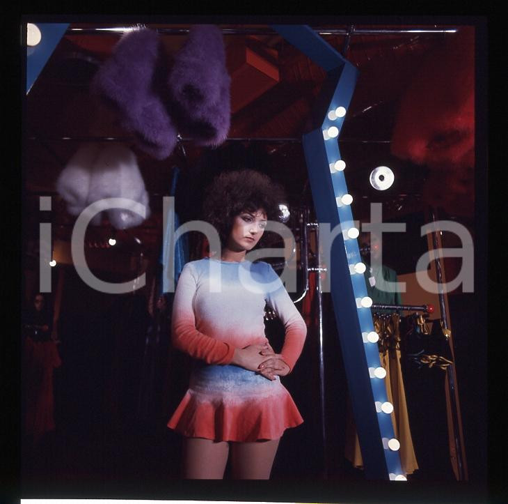 1970 circa MARCELLA BELLA prova abiti *DIAPOSITIVA ORIGINALE 7   Positivo fotografico originale d'epoca a colori su pellicola  E' SEVERAMENTE VIETATA LA RIPRODUZIONE.TUTTI I DIRITTI SONO RISERVATI.ICharta mette in vendita, sul negozio eBay e in esclusiva sul sito "icharta" il proprio archivio composto da numerose diapositive e negativi fotografici d'epoca, tutti originali e autentici, che attraversano la storia del costume italiano tra gli la fine degli anni Sessanta e Novanta.Si tratta di uno sguardo inedito sull'attualità, la politica, la vita quotidiana, il gossip e la cultura, che fotografa il cambiamento della nazione in quest'ultimo scorcio del XX secolo. Un'occasione unica per il mercato del collezionismo, che vede finalmente disponibile un archivio eccezionale per vastità, tematiche e condizioni, in un settore (il negativo fotografico e la diapositiva) di assoluta novità e dalle interessanti prospettive di investimento. CONDIZIONI:FAIR/discretoFORMATO: cm 6 x 6 originale e autentica 1