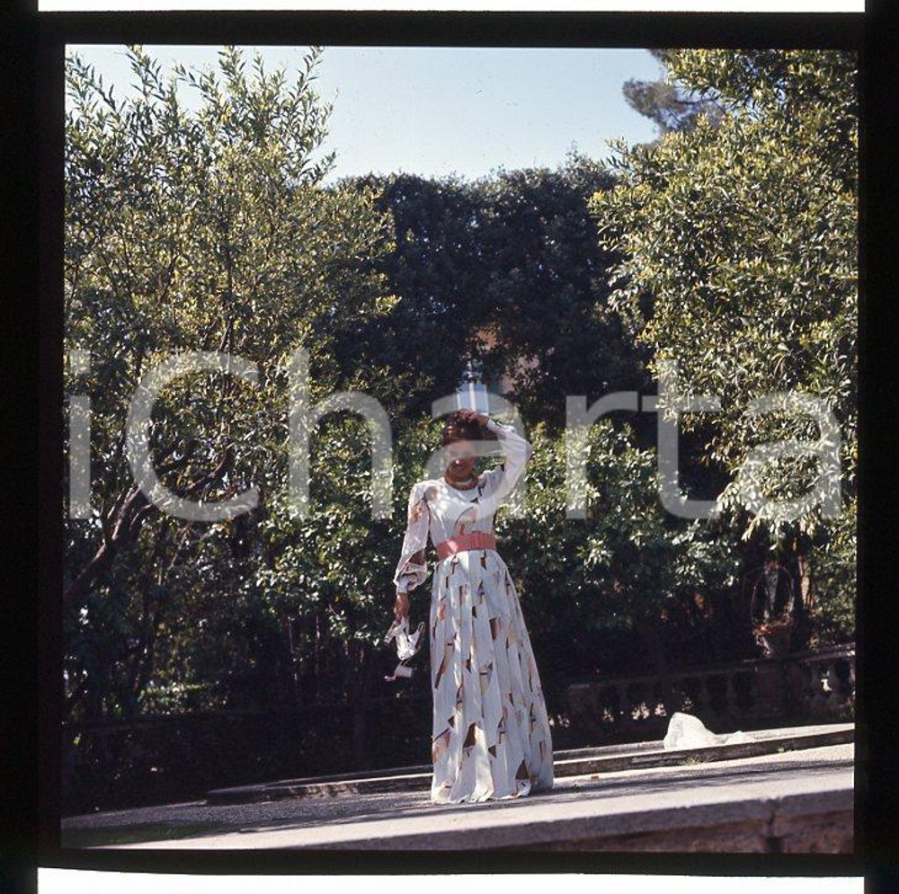1975ca ANTONELLA LUALDI ritratto in esterno *DIAPOSIIVA ORIGINALE   Positivo fotografico originale d'epoca a colori su pellicola  E' SEVERAMENTE VIETATA LA RIPRODUZIONE.TUTTI I DIRITTI SONO RISERVATI.ICharta mette in vendita, sul negozio eBay e in esclusiva sul sito "icharta" il proprio archivio composto da numerose diapositive e negativi fotografici d'epoca, tutti originali e autentici, che attraversano la storia del costume italiano tra gli la fine degli anni Sessanta e Novanta.Si tratta di uno sguardo inedito sull'attualità, la politica, la vita quotidiana, il gossip e la cultura, che fotografa il cambiamento della nazione in quest'ultimo scorcio del XX secolo. Un'occasione unica per il mercato del collezionismo, che vede finalmente disponibile un archivio eccezionale per vastità, tematiche e condizioni, in un settore (il negativo fotografico e la diapositiva) di assoluta novità e dalle interessanti prospettive di investimento. CONDIZIONI:FAIR/discretoFORMATO: cm 6 x 6 originale e autentica 1
