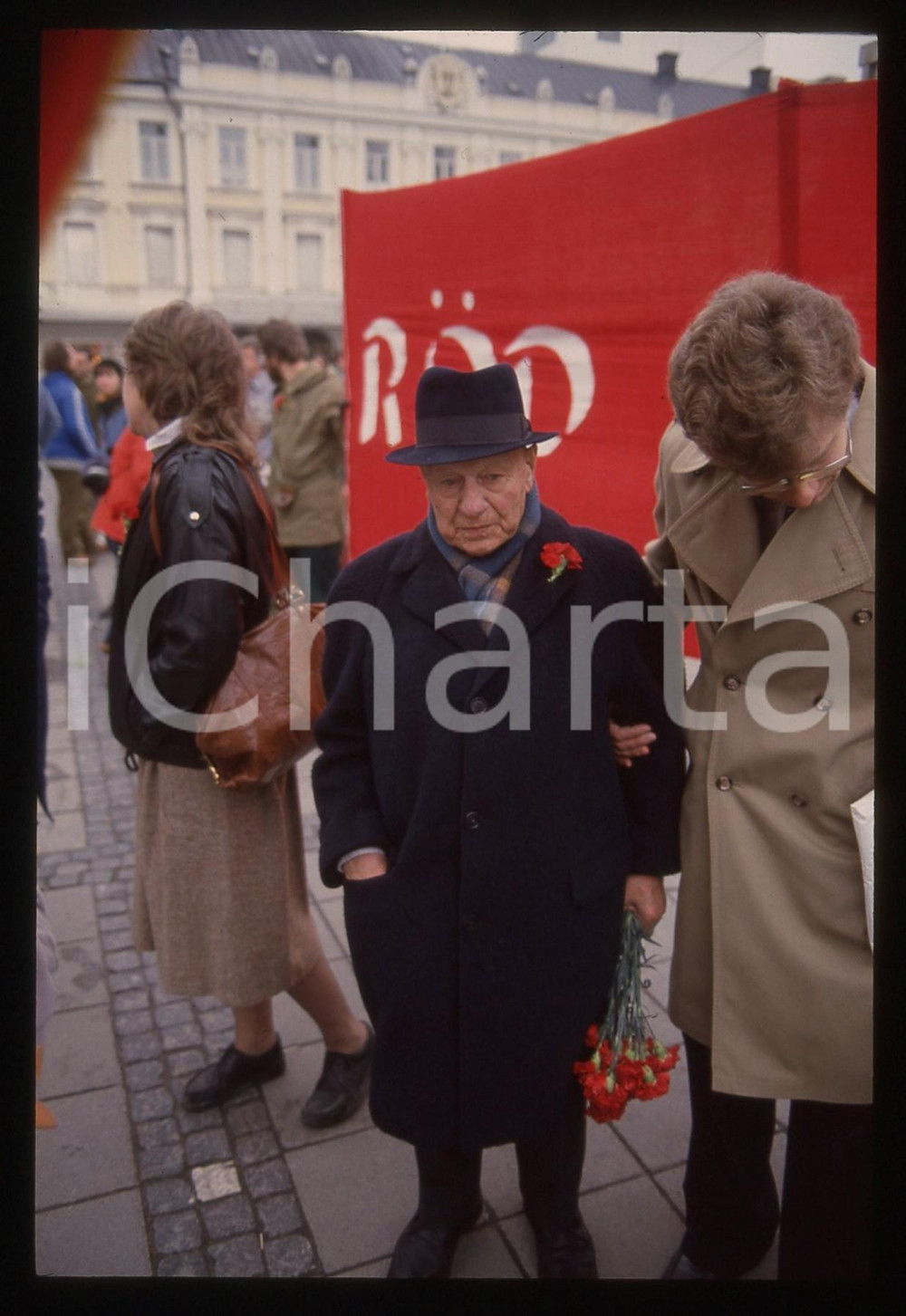 35mm vintage slide* 1980 ca SVEZIA Anton NILSON durante un comizio POLITICA (1)