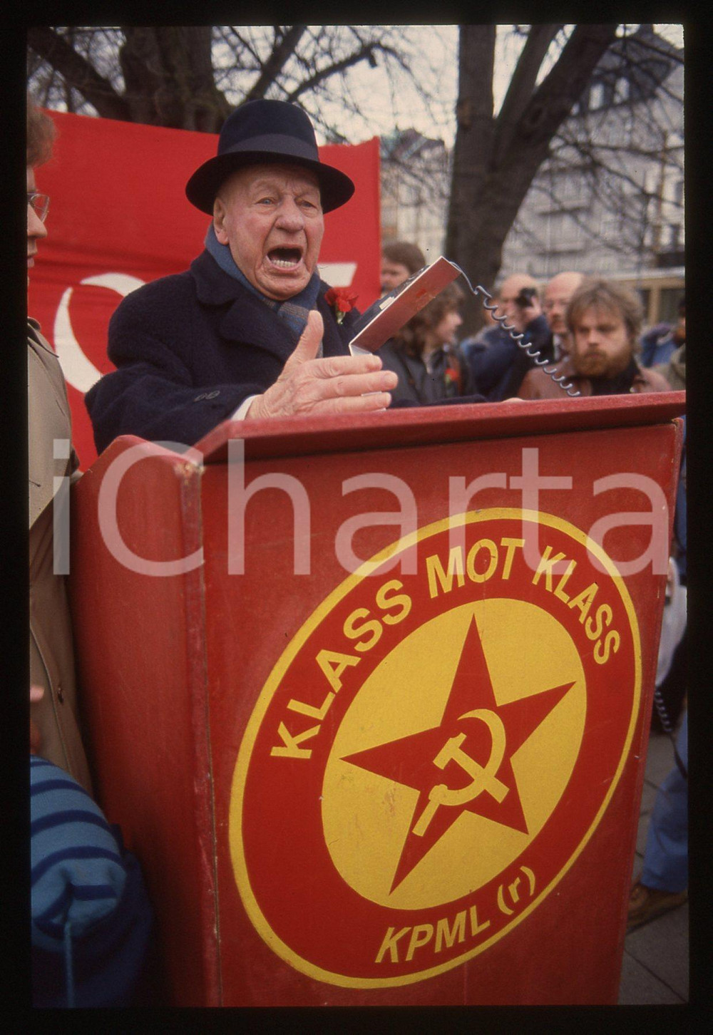 35mm vintage slide* 1980 ca SVEZIA Anton NILSON durante un comizio POLITICA (2)