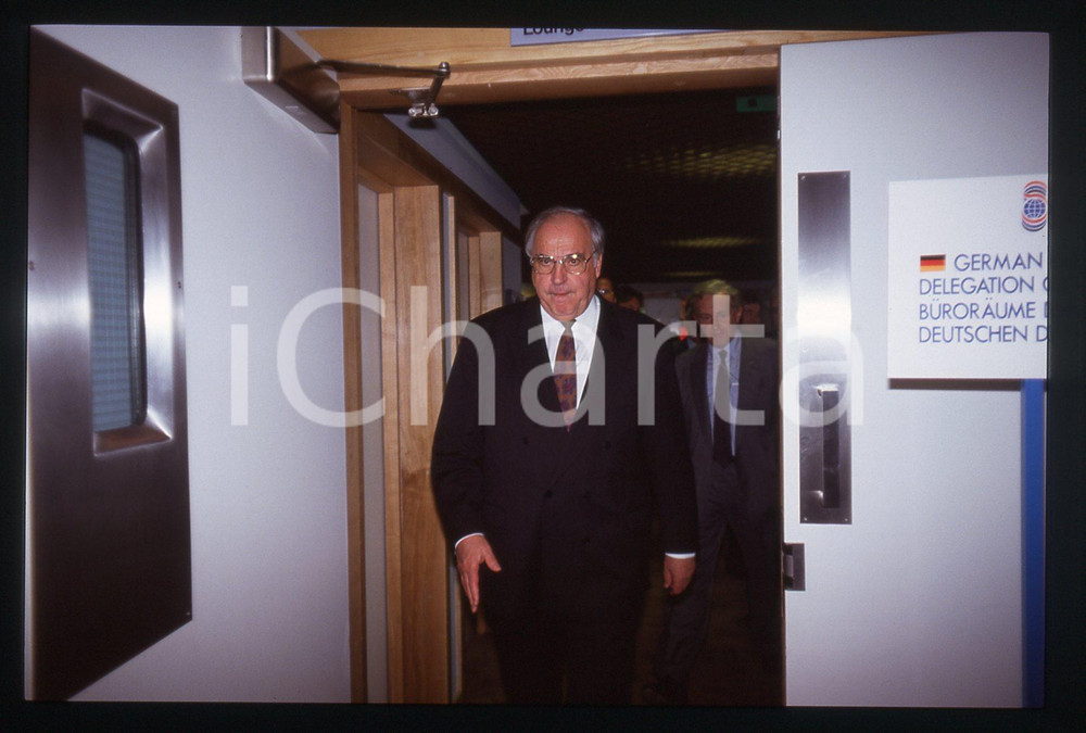 35mm vintage slide* 1990 ca CDU Helmut KOHL ritratto cancelliere tedesco (1)  Diapositiva d'epoca, in formato 35 mm. CONDIZIONI: GOODTutti i diritti riservati.E' severamente vietata la riproduzione. ICharta mette in vendita, sul negozio eBay e in esclusiva sul sito "icharta" il proprio archivio composto da numerose diapositive e negativi fotografici d'epoca, tutti originali e autentici, che attraversano la storia del costume italiano tra gli la fine degli anni Sessanta e Novanta.Si tratta di uno sguardo inedito sull'attualit&agrave;, la politica, la vita quotidiana, il gossip e la cultura, che fotografa il cambiamento della nazione in quest'ultimo scorcio del XX secolo. Un'occasione unica per il mercato del collezionismo, che vede finalmente disponibile un archivio eccezionale per vastit&agrave;, tematiche e condizioni, in un settore (il negativo fotografico e la diapositiva) di assoluta novit&agrave; e dalle interessanti prospettive di investimento.     originale e autentica 1