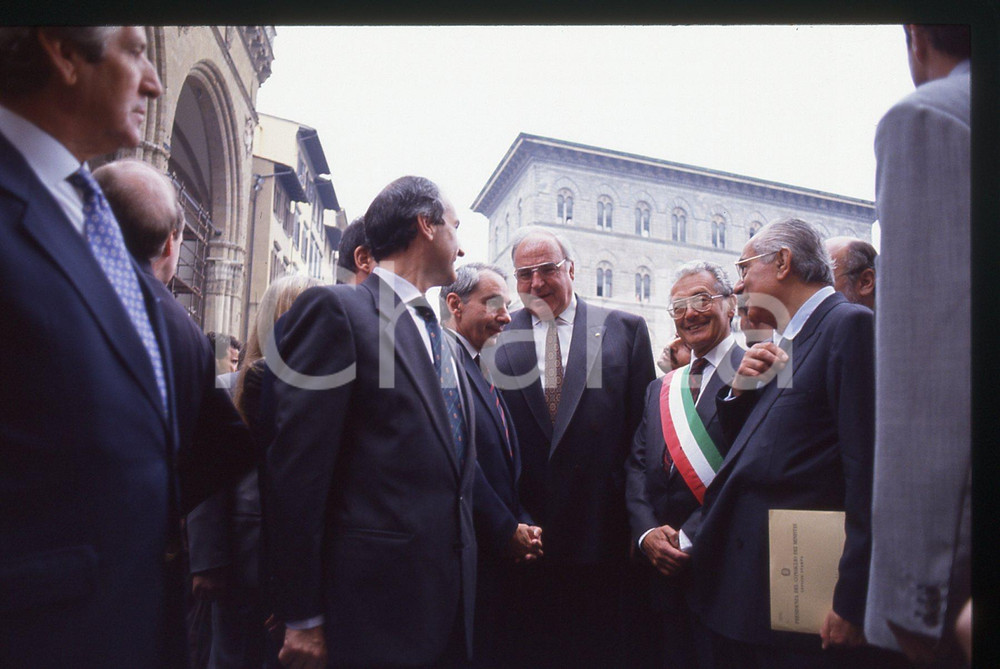35mm vintage slide* 1992 FIRENZE Giuliano AMATO Helmut KOHL Giorgio MORALES 1   La fotografia &egrave; stata scattata in occasione del vertice italo-tedesco, svoltosi a Firenze tra il 17 e il 18 settembre 1992. Nella diapositiva compaiono Giuliano Amato, Helmut Kohl, Emilio Colombo, Valdo Spini e Giorgio Morales.Diapositiva d'epoca, in formato 35 mm. CONDIZIONI: GOODTutti i diritti riservati.E' severamente vietata la riproduzione. ICharta mette in vendita, sul negozio eBay e in esclusiva sul sito "icharta" il proprio archivio composto da numerose diapositive e negativi fotografici d'epoca, tutti originali e autentici, che attraversano la storia del costume italiano tra gli la fine degli anni Sessanta e Novanta.Si tratta di uno sguardo inedito sull'attualit&agrave;, la politica, la vita quotidiana, il gossip e la cultura, che fotografa il cambiamento della nazione in quest'ultimo scorcio del XX secolo. Un'occasione unica per il mercato del collezionismo, che vede finalmente disponibile un archivio eccezionale per vastit&agrave;, tematiche e condizioni, in un settore (il negativo fotografico e la diapositiva) di assoluta novit&agrave; e dalle interessanti prospettive di investimento.     originale e autentica 1