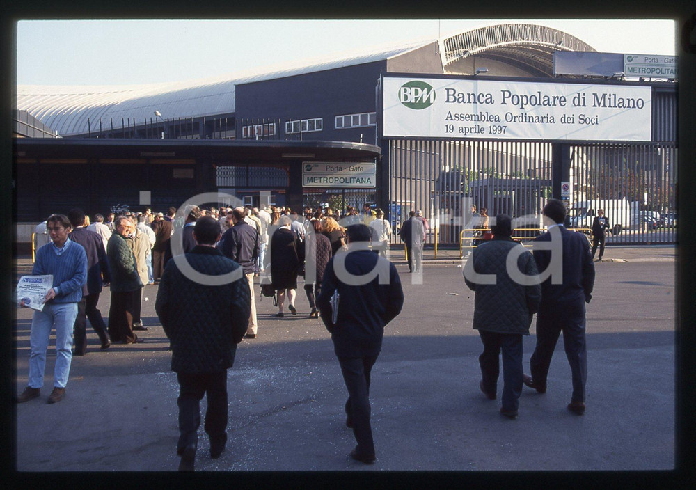 35mm vintage slide* 1997 MILANO - BPM Arrivo azionisti all'assemblea dei soci 1