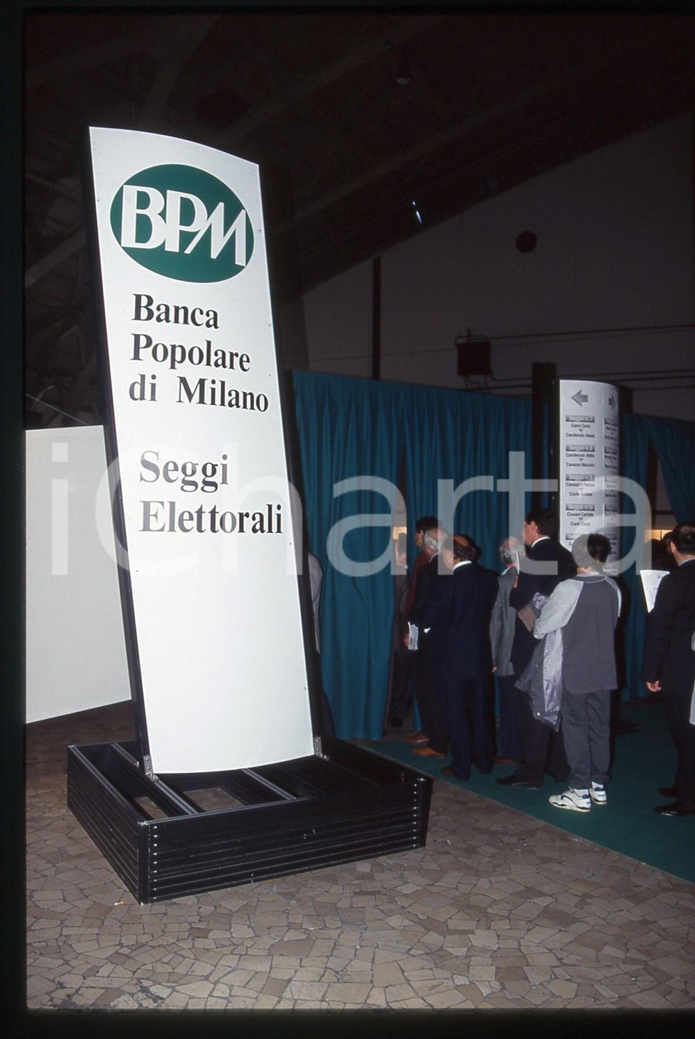 35mm vintage slide* 1997 MILANO ASSEMBLEA BPM Azionisti ai seggi (1)