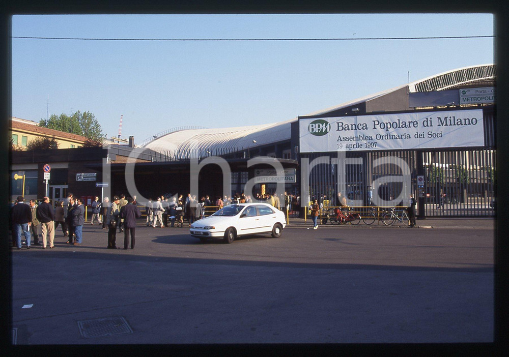 35mm vintage slide* 1997 MILANO Arrivo azionisti all'assemblea dei soci BPM (3)