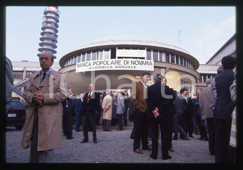 35mm vintage slide* 1993 NOVARA - BPN Arrivo degli azionisti all'assemblea (9)