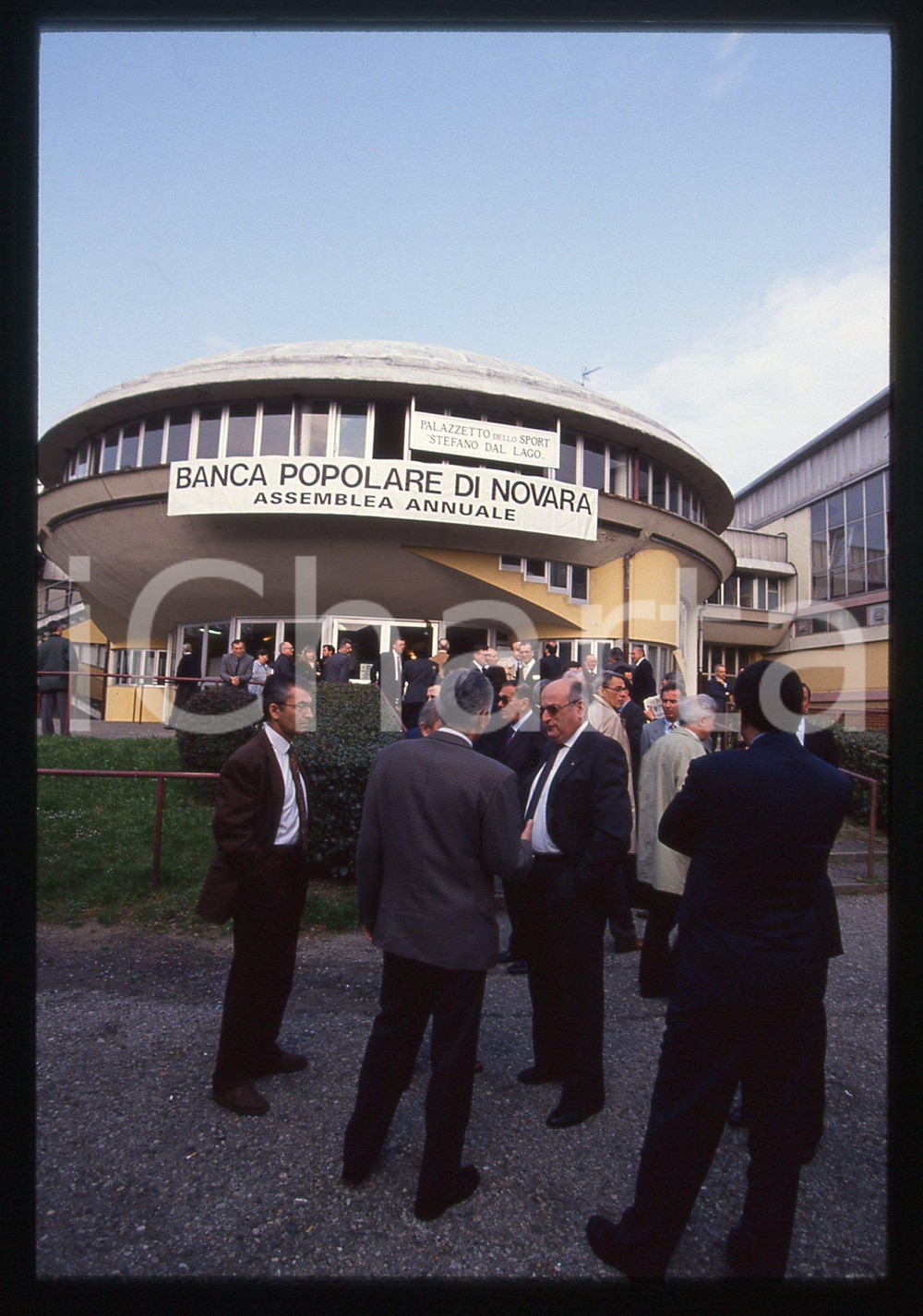 35mm vintage slide* 1993 NOVARA - BPN Arrivo degli azionisti all'assemblea (11)