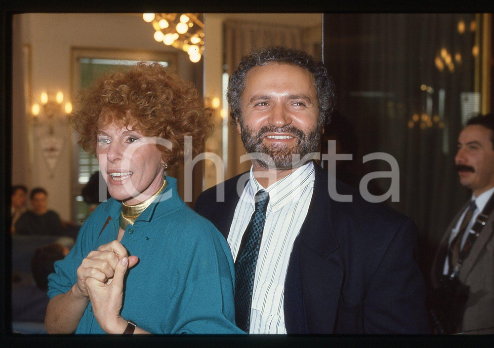 Fotografia d epoca originale 35mm vintage slide 1990 MILANO Gianni VERSACE Ornella VANONI Terrazza MARTINI 1