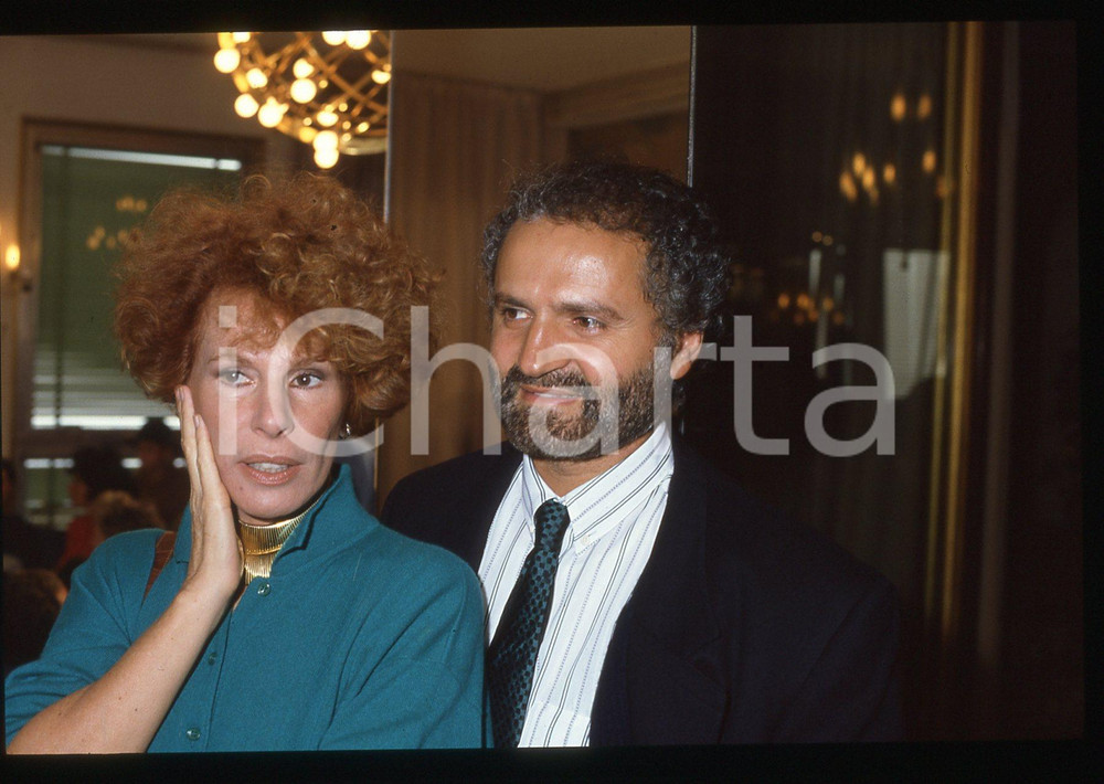 Fotografia d epoca originale 35mm vintage slide 1990 MILANO Gianni VERSACE Ornella VANONI Terrazza MARTINI 3 1