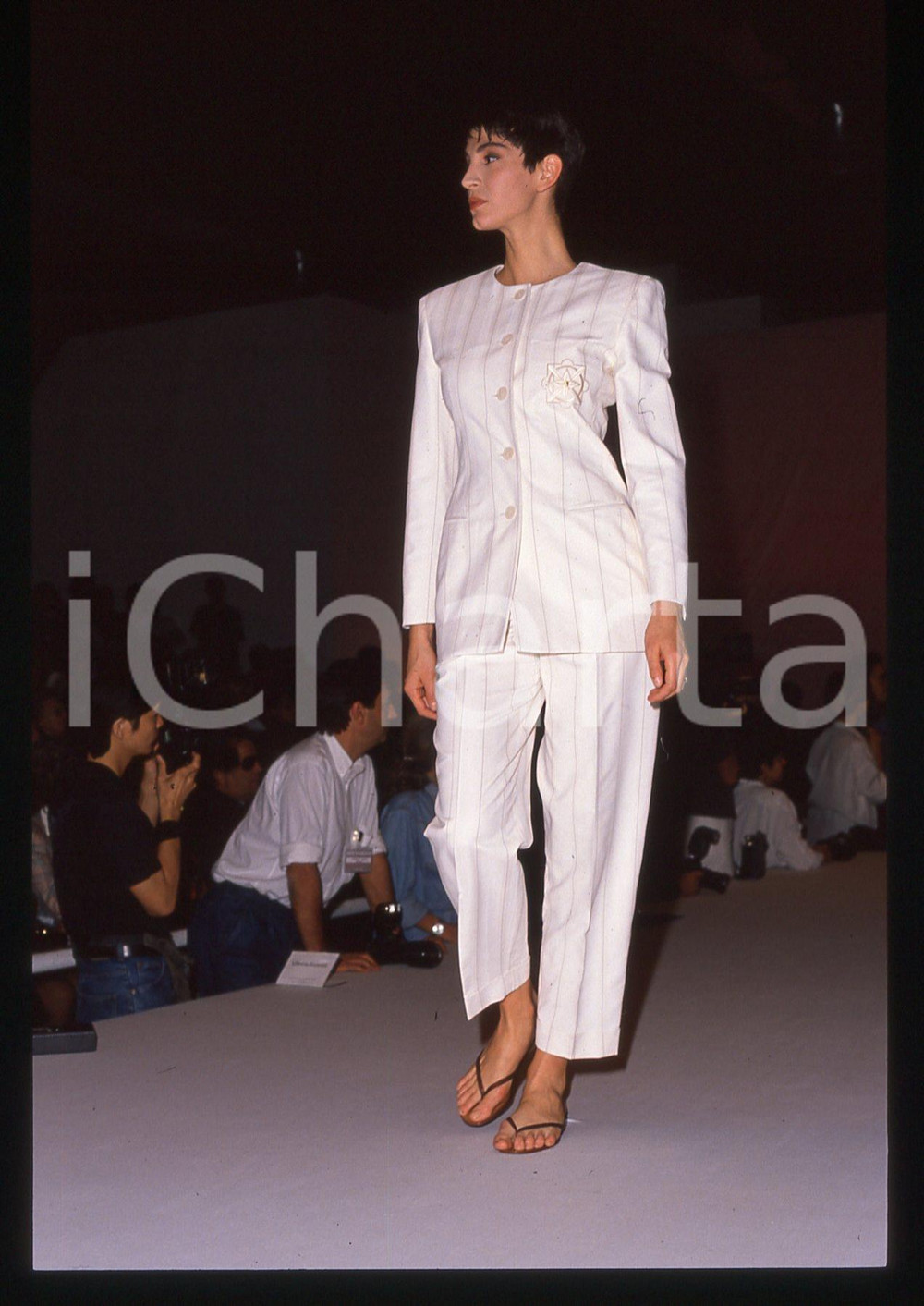 35mm vintage slide* 1990 ca MILANO Alberta FERRETTI Sfilata (16)  Diapositiva d'epoca, in formato 35 mm.CONDIZIONI: GOODTutti i diritti riservati.E' severamente vietata la riproduzione. ICharta mette in vendita, sul negozio eBay e in esclusiva sul sito "icharta" il proprio archivio composto da numerose diapositive e negativi fotografici d'epoca, tutti originali e autentici, che attraversano la storia del costume italiano tra gli la fine degli anni Sessanta e Novanta.Si tratta di uno sguardo inedito sull'attualit&agrave;, la politica, la vita quotidiana, il gossip e la cultura, che fotografa il cambiamento della nazione in quest'ultimo scorcio del XX secolo. Un'occasione unica per il mercato del collezionismo, che vede finalmente disponibile un archivio eccezionale per vastit&agrave;, tematiche e condizioni, in un settore (il negativo fotografico e la diapositiva) di assoluta novit&agrave; e dalle interessanti prospettive di investimento.     originale e autentica 1