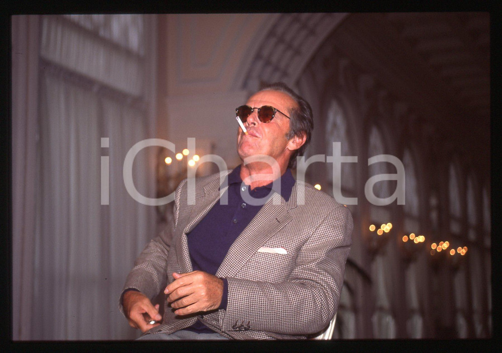 35mm vintage slide* 1994 VENEZIA Jack NICHOLSON - MOSTRA DEL CINEMA portrait (2) La diapositiva ritrae l'attore Jack Nicholson al Festival del Cinema di Venezia del 1994Diapositiva d'epoca, in formato 35 mm. CONDIZIONI: GOODTutti i diritti riservati.E' severamente vietata la riproduzione. ICharta mette in vendita, sul negozio eBay e in esclusiva sul sito "icharta" il proprio archivio composto da numerose diapositive e negativi fotografici d'epoca, tutti originali e autentici, che attraversano la storia del costume italiano tra gli la fine degli anni Sessanta e Novanta.Si tratta di uno sguardo inedito sull'attualit&agrave;, la politica, la vita quotidiana, il gossip e la cultura, che fotografa il cambiamento della nazione in quest'ultimo scorcio del XX secolo. Un'occasione unica per il mercato del collezionismo, che vede finalmente disponibile un archivio eccezionale per vastit&agrave;, tematiche e condizioni, in un settore (il negativo fotografico e la diapositiva) di assoluta novit&agrave; e dalle interessanti prospettive di investimento.  originale e autentica 1