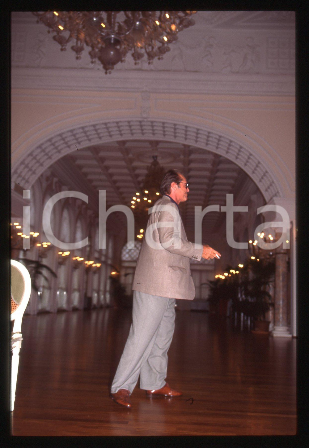35mm vintage slide* 1994 VENEZIA Jack NICHOLSON - MOSTRA DEL CINEMA portrait (7) La diapositiva ritrae l'attore Jack Nicholson al Festival del Cinema di Venezia del 1994Diapositiva d'epoca, in formato 35 mm. CONDIZIONI: GOODTutti i diritti riservati.E' severamente vietata la riproduzione. ICharta mette in vendita, sul negozio eBay e in esclusiva sul sito "icharta" il proprio archivio composto da numerose diapositive e negativi fotografici d'epoca, tutti originali e autentici, che attraversano la storia del costume italiano tra gli la fine degli anni Sessanta e Novanta.Si tratta di uno sguardo inedito sull'attualit&agrave;, la politica, la vita quotidiana, il gossip e la cultura, che fotografa il cambiamento della nazione in quest'ultimo scorcio del XX secolo. Un'occasione unica per il mercato del collezionismo, che vede finalmente disponibile un archivio eccezionale per vastit&agrave;, tematiche e condizioni, in un settore (il negativo fotografico e la diapositiva) di assoluta novit&agrave; e dalle interessanti prospettive di investimento.  originale e autentica 1