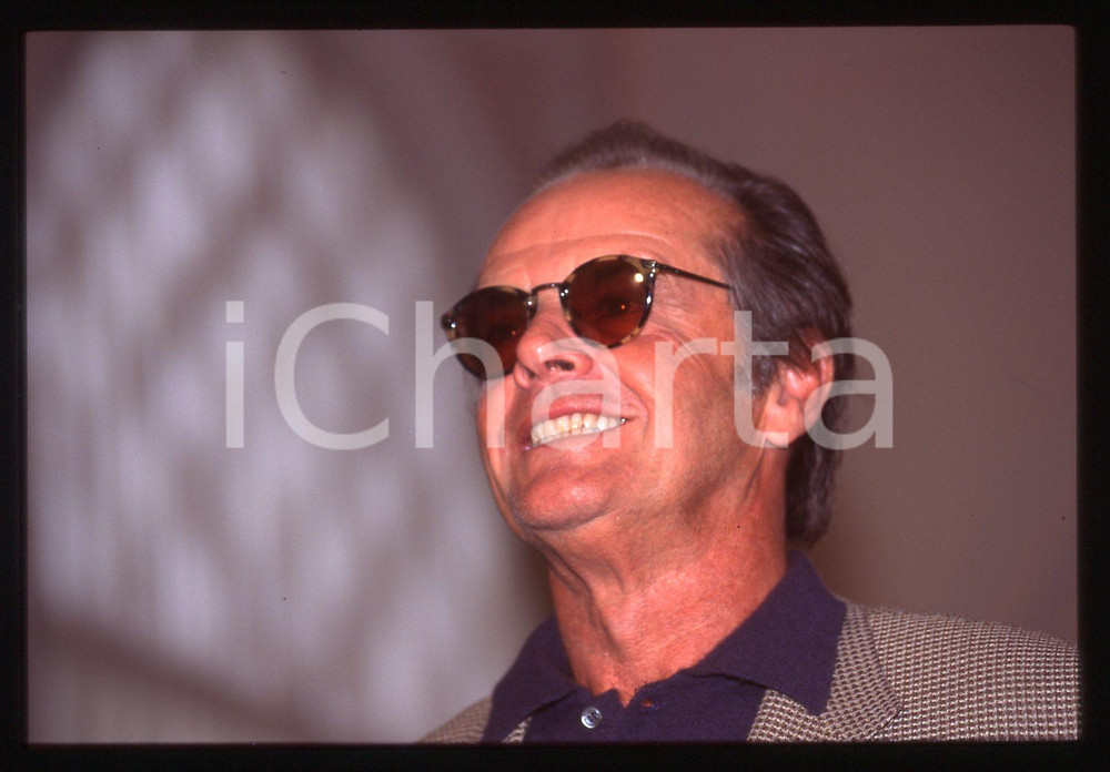 35mm vintage slide* 1994 VENEZIA Jack NICHOLSON - MOSTRA DEL CINEMA portrait (4) La diapositiva ritrae l'attore Jack Nicholson al Festival del Cinema di Venezia del 1994Diapositiva d'epoca, in formato 35 mm. CONDIZIONI: GOODTutti i diritti riservati.E' severamente vietata la riproduzione. ICharta mette in vendita, sul negozio eBay e in esclusiva sul sito "icharta" il proprio archivio composto da numerose diapositive e negativi fotografici d'epoca, tutti originali e autentici, che attraversano la storia del costume italiano tra gli la fine degli anni Sessanta e Novanta.Si tratta di uno sguardo inedito sull'attualit&agrave;, la politica, la vita quotidiana, il gossip e la cultura, che fotografa il cambiamento della nazione in quest'ultimo scorcio del XX secolo. Un'occasione unica per il mercato del collezionismo, che vede finalmente disponibile un archivio eccezionale per vastit&agrave;, tematiche e condizioni, in un settore (il negativo fotografico e la diapositiva) di assoluta novit&agrave; e dalle interessanti prospettive di investimento.  originale e autentica 1