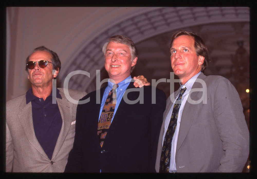 35mm vintage slide* 1994 VENEZIA Jack NICHOLSON  Mike NICHOLS Douglas WICK (2) La diapositiva ritrae l'attore Jack Nicholson, Douglas Wick e Mike Nichols (regista del film Wolf) al Festival del Cinema di Venezia del 1994Diapositiva d'epoca, in formato 35 mm. CONDIZIONI: GOODTutti i diritti riservati.E' severamente vietata la riproduzione. ICharta mette in vendita, sul negozio eBay e in esclusiva sul sito "icharta" il proprio archivio composto da numerose diapositive e negativi fotografici d'epoca, tutti originali e autentici, che attraversano la storia del costume italiano tra gli la fine degli anni Sessanta e Novanta.Si tratta di uno sguardo inedito sull'attualit&agrave;, la politica, la vita quotidiana, il gossip e la cultura, che fotografa il cambiamento della nazione in quest'ultimo scorcio del XX secolo. Un'occasione unica per il mercato del collezionismo, che vede finalmente disponibile un archivio eccezionale per vastit&agrave;, tematiche e condizioni, in un settore (il negativo fotografico e la diapositiva) di assoluta novit&agrave; e dalle interessanti prospettive di investimento.  originale e autentica 1