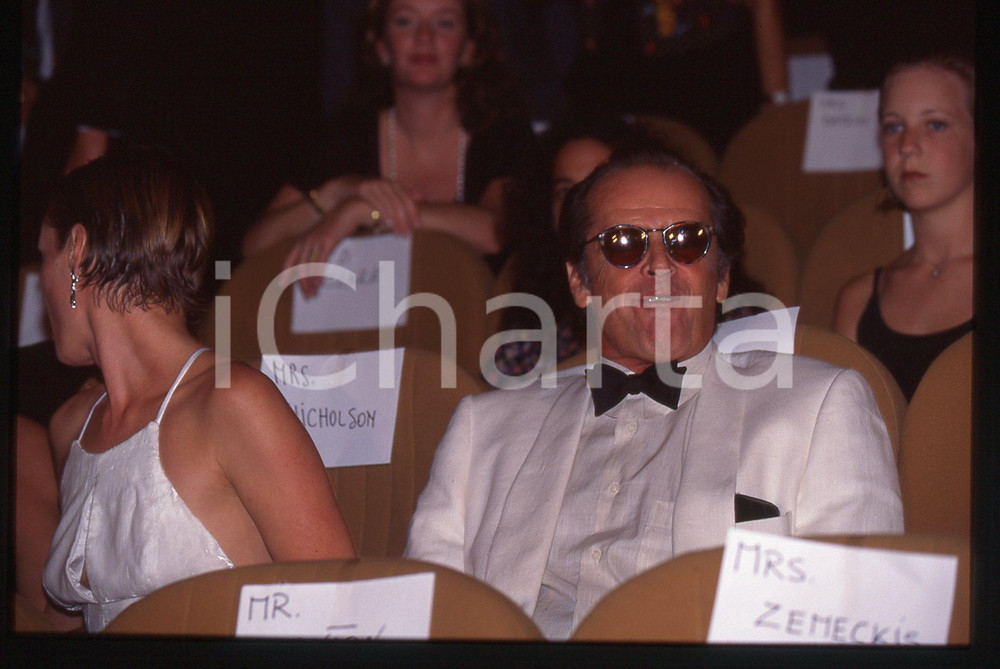 35mm vintage slide* 1994 VENEZIA - CINEMA Jack NICHOLSON Rebecca BROUSSARD 1 La diapositiva ritrae l'attore Jack Nicholson insieme a Rebecca Broussard alla Mostra del Cinema di Venezia del 1994Diapositiva d'epoca, in formato 35 mm. CONDIZIONI: GOODTutti i diritti riservati.E' severamente vietata la riproduzione. ICharta mette in vendita, sul negozio eBay e in esclusiva sul sito "icharta" il proprio archivio composto da numerose diapositive e negativi fotografici d'epoca, tutti originali e autentici, che attraversano la storia del costume italiano tra gli la fine degli anni Sessanta e Novanta.Si tratta di uno sguardo inedito sull'attualit&agrave;, la politica, la vita quotidiana, il gossip e la cultura, che fotografa il cambiamento della nazione in quest'ultimo scorcio del XX secolo. Un'occasione unica per il mercato del collezionismo, che vede finalmente disponibile un archivio eccezionale per vastit&agrave;, tematiche e condizioni, in un settore (il negativo fotografico e la diapositiva) di assoluta novit&agrave; e dalle interessanti prospettive di investimento.  originale e autentica 1