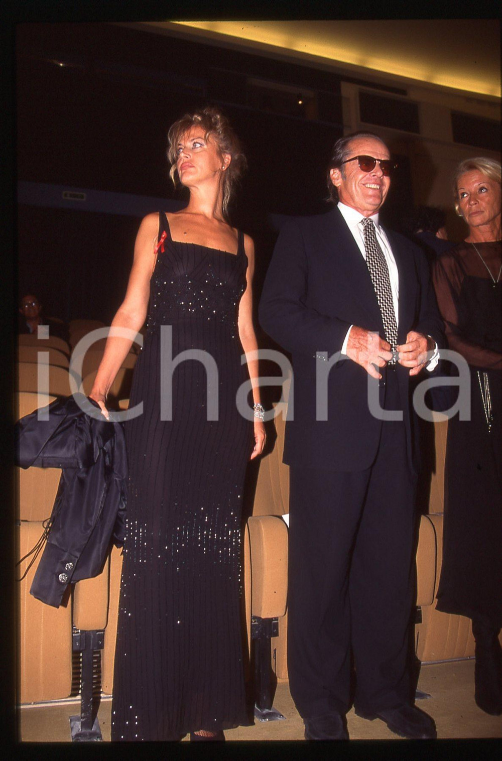 35mm vintage slide* 1995 VENEZIA - CINEMA Jack NICHOLSON Dalila DI LAZZARRO (2) La diapositiva ritrae Jack Nicholson insieme a Dalila Di Lazzarro al Festival del Cinema di Venezia del 1995Diapositiva d'epoca, in formato 35 mm. CONDIZIONI: GOODTutti i diritti riservati.E' severamente vietata la riproduzione. ICharta mette in vendita, sul negozio eBay e in esclusiva sul sito "icharta" il proprio archivio composto da numerose diapositive e negativi fotografici d'epoca, tutti originali e autentici, che attraversano la storia del costume italiano tra gli la fine degli anni Sessanta e Novanta.Si tratta di uno sguardo inedito sull'attualit&agrave;, la politica, la vita quotidiana, il gossip e la cultura, che fotografa il cambiamento della nazione in quest'ultimo scorcio del XX secolo. Un'occasione unica per il mercato del collezionismo, che vede finalmente disponibile un archivio eccezionale per vastit&agrave;, tematiche e condizioni, in un settore (il negativo fotografico e la diapositiva) di assoluta novit&agrave; e dalle interessanti prospettive di investimento.  originale e autentica 1
