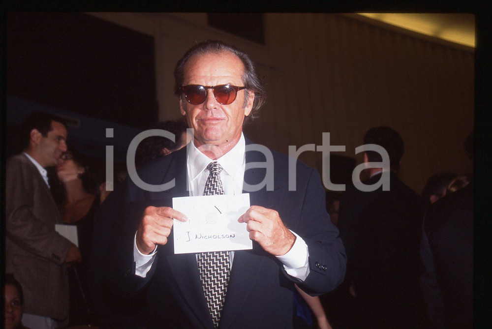 35mm vintage slide* 1995 VENEZIA Jack NICHOLSON - MOSTRA DEL CINEMA portrait (6) La diapositiva ritrae Jack Nicholson al Festival del Cinema di Venezia del 1995Diapositiva d'epoca, in formato 35 mm. CONDIZIONI: GOODTutti i diritti riservati.E' severamente vietata la riproduzione. ICharta mette in vendita, sul negozio eBay e in esclusiva sul sito "icharta" il proprio archivio composto da numerose diapositive e negativi fotografici d'epoca, tutti originali e autentici, che attraversano la storia del costume italiano tra gli la fine degli anni Sessanta e Novanta.Si tratta di uno sguardo inedito sull'attualit&agrave;, la politica, la vita quotidiana, il gossip e la cultura, che fotografa il cambiamento della nazione in quest'ultimo scorcio del XX secolo. Un'occasione unica per il mercato del collezionismo, che vede finalmente disponibile un archivio eccezionale per vastit&agrave;, tematiche e condizioni, in un settore (il negativo fotografico e la diapositiva) di assoluta novit&agrave; e dalle interessanti prospettive di investimento.  originale e autentica 1