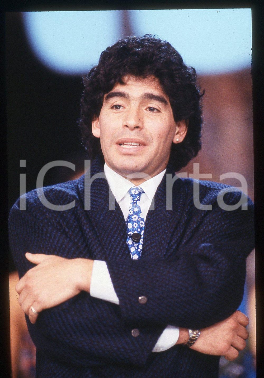 35mm vintage slide* 1987 BINGO TELEMIKE Diego Armando MARADONA Ritratto (14) La diapositiva ritrae Diego Armando Maradona al programma Telemike del 1987Diapositiva d'epoca, in formato 35 mm.CONDIZIONI: GOODTutti i diritti riservati.E' severamente vietata la riproduzione. ICharta mette in vendita, sul negozio eBay e in esclusiva sul sito "icharta" il proprio archivio composto da numerose diapositive e negativi fotografici d'epoca, tutti originali e autentici, che attraversano la storia del costume italiano tra gli la fine degli anni Sessanta e Novanta.Si tratta di uno sguardo inedito sull'attualit&agrave;, la politica, la vita quotidiana, il gossip e la cultura, che fotografa il cambiamento della nazione in quest'ultimo scorcio del XX secolo. Un'occasione unica per il mercato del collezionismo, che vede finalmente disponibile un archivio eccezionale per vastit&agrave;, tematiche e condizioni, in un settore (il negativo fotografico e la diapositiva) di assoluta novit&agrave; e dalle interessanti prospettive di investimento.  originale e autentica 1