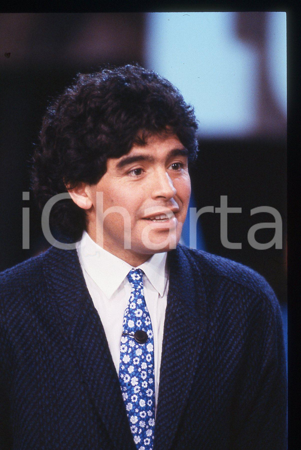 35mm vintage slide* 1987 BINGO TELEMIKE Diego Armando MARADONA Ritratto (20) La diapositiva ritrae Diego Armando Maradona al programma Telemike del 1987Diapositiva d'epoca, in formato 35 mm.CONDIZIONI: GOODTutti i diritti riservati.E' severamente vietata la riproduzione. ICharta mette in vendita, sul negozio eBay e in esclusiva sul sito "icharta" il proprio archivio composto da numerose diapositive e negativi fotografici d'epoca, tutti originali e autentici, che attraversano la storia del costume italiano tra gli la fine degli anni Sessanta e Novanta.Si tratta di uno sguardo inedito sull'attualit&agrave;, la politica, la vita quotidiana, il gossip e la cultura, che fotografa il cambiamento della nazione in quest'ultimo scorcio del XX secolo. Un'occasione unica per il mercato del collezionismo, che vede finalmente disponibile un archivio eccezionale per vastit&agrave;, tematiche e condizioni, in un settore (il negativo fotografico e la diapositiva) di assoluta novit&agrave; e dalle interessanti prospettive di investimento.  originale e autentica 1