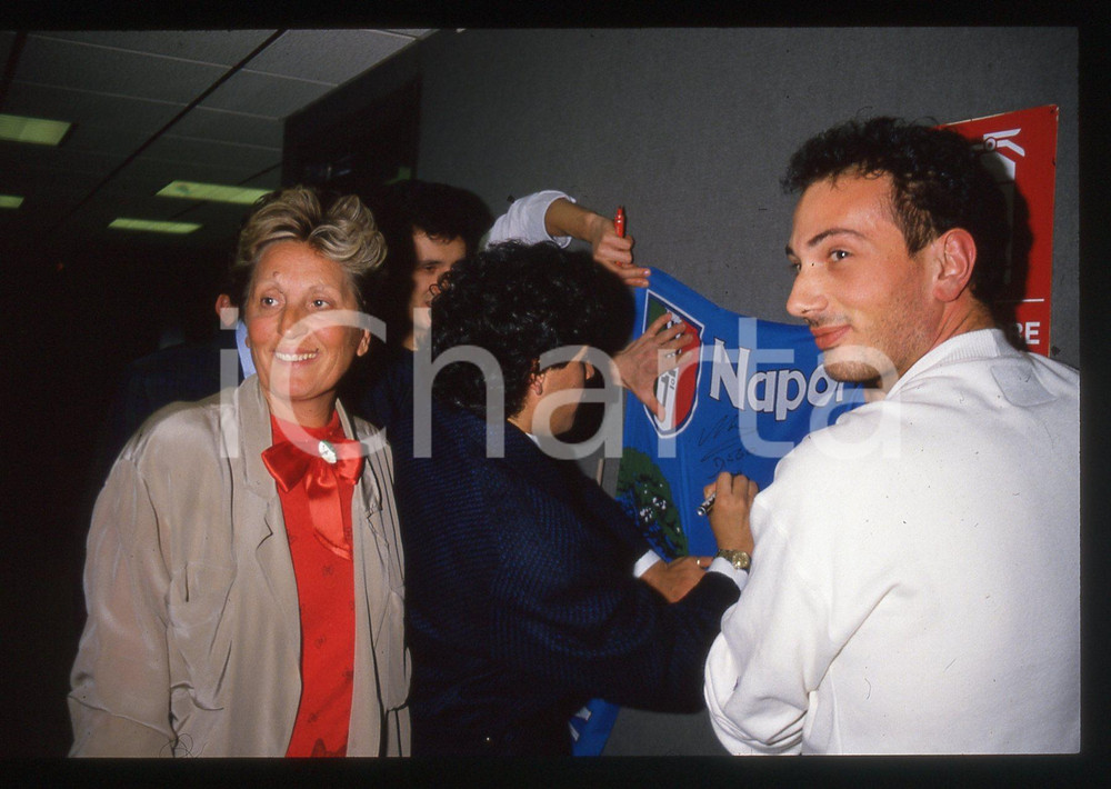 35mm vintage slide* 1987 BINGO TELEMIKE Diego MARADONA bandiera SSC NAPOLI (1) La diapositiva ritrae Diego Armando Maradona mentre firma la bandiera della Societ&agrave; Sportiva Calcio Napoli al programma Telemike del 1987Diapositiva d'epoca, in formato 35 mm.CONDIZIONI: GOODTutti i diritti riservati.E' severamente vietata la riproduzione. ICharta mette in vendita, sul negozio eBay e in esclusiva sul sito "icharta" il proprio archivio composto da numerose diapositive e negativi fotografici d'epoca, tutti originali e autentici, che attraversano la storia del costume italiano tra gli la fine degli anni Sessanta e Novanta.Si tratta di uno sguardo inedito sull'attualit&agrave;, la politica, la vita quotidiana, il gossip e la cultura, che fotografa il cambiamento della nazione in quest'ultimo scorcio del XX secolo. Un'occasione unica per il mercato del collezionismo, che vede finalmente disponibile un archivio eccezionale per vastit&agrave;, tematiche e condizioni, in un settore (il negativo fotografico e la diapositiva) di assoluta novit&agrave; e dalle interessanti prospettive di investimento.  originale e autentica 1