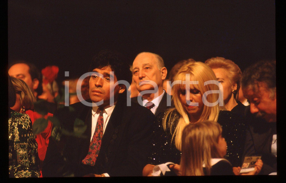 35mm vintage slide* 1990ca ITALIA - COSTUME Diego MARADONA Claudia VILLAFANE 1 La diapositiva ritrae Diego Armando Maradona insieme alla moglie Claudia Villafane e alla figlia Dalma Nerea ad un eventoDiapositiva d'epoca, in formato 35 mm.CONDIZIONI: GOODTutti i diritti riservati.E' severamente vietata la riproduzione. ICharta mette in vendita, sul negozio eBay e in esclusiva sul sito "icharta" il proprio archivio composto da numerose diapositive e negativi fotografici d'epoca, tutti originali e autentici, che attraversano la storia del costume italiano tra gli la fine degli anni Sessanta e Novanta.Si tratta di uno sguardo inedito sull'attualit&agrave;, la politica, la vita quotidiana, il gossip e la cultura, che fotografa il cambiamento della nazione in quest'ultimo scorcio del XX secolo. Un'occasione unica per il mercato del collezionismo, che vede finalmente disponibile un archivio eccezionale per vastit&agrave;, tematiche e condizioni, in un settore (il negativo fotografico e la diapositiva) di assoluta novit&agrave; e dalle interessanti prospettive di investimento.  originale e autentica 1