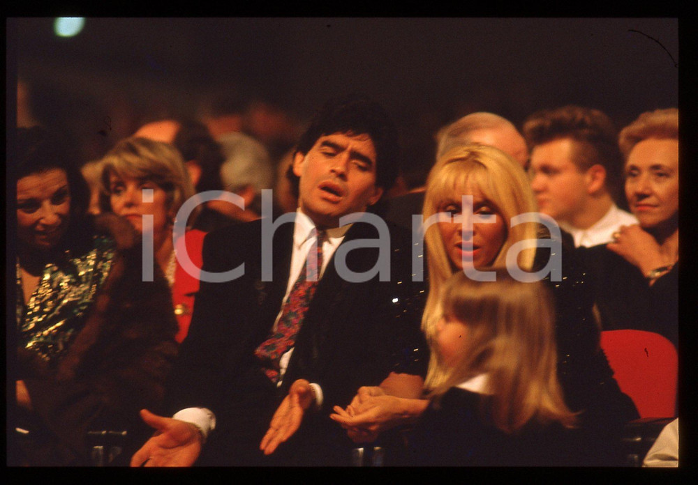 35mm vintage slide* 1990ca ITALIA - COSTUME Diego MARADONA Claudia VILLAFANE 21 La diapositiva ritrae Diego Armando Maradona insieme alla moglie Claudia Villafane e alla figlia Dalma Nerea ad un eventoDiapositiva d'epoca, in formato 35 mm.CONDIZIONI: GOODTutti i diritti riservati.E' severamente vietata la riproduzione. ICharta mette in vendita, sul negozio eBay e in esclusiva sul sito "icharta" il proprio archivio composto da numerose diapositive e negativi fotografici d'epoca, tutti originali e autentici, che attraversano la storia del costume italiano tra gli la fine degli anni Sessanta e Novanta.Si tratta di uno sguardo inedito sull'attualit&agrave;, la politica, la vita quotidiana, il gossip e la cultura, che fotografa il cambiamento della nazione in quest'ultimo scorcio del XX secolo. Un'occasione unica per il mercato del collezionismo, che vede finalmente disponibile un archivio eccezionale per vastit&agrave;, tematiche e condizioni, in un settore (il negativo fotografico e la diapositiva) di assoluta novit&agrave; e dalle interessanti prospettive di investimento.  originale e autentica 1