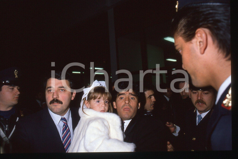 35mm vintage slide* 1990ca ITALIA - COSTUME Diego e Dalma MARADONA Ritratto (2) La diapositiva ritrae Diego Armando Maradona insieme alla figlia Dalma Nerea ad un eventoDiapositiva d'epoca, in formato 35 mm.CONDIZIONI: GOODTutti i diritti riservati.E' severamente vietata la riproduzione. ICharta mette in vendita, sul negozio eBay e in esclusiva sul sito "icharta" il proprio archivio composto da numerose diapositive e negativi fotografici d'epoca, tutti originali e autentici, che attraversano la storia del costume italiano tra gli la fine degli anni Sessanta e Novanta.Si tratta di uno sguardo inedito sull'attualit&agrave;, la politica, la vita quotidiana, il gossip e la cultura, che fotografa il cambiamento della nazione in quest'ultimo scorcio del XX secolo. Un'occasione unica per il mercato del collezionismo, che vede finalmente disponibile un archivio eccezionale per vastit&agrave;, tematiche e condizioni, in un settore (il negativo fotografico e la diapositiva) di assoluta novit&agrave; e dalle interessanti prospettive di investimento.  originale e autentica 1