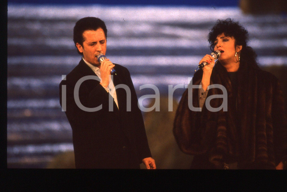 35mm vintage slide* 1990 FESTIVAL DI SANREMO Gianni e Marcella BELLA (3)  Diapositiva d'epoca, in formato 35 mm. CONDIZIONI: GOODTutti i diritti riservati.E' severamente vietata la riproduzione. ICharta mette in vendita, sul negozio eBay e in esclusiva sul sito "icharta" il proprio archivio composto da numerose diapositive e negativi fotografici d'epoca, tutti originali e autentici, che attraversano la storia del costume italiano tra gli la fine degli anni Sessanta e Novanta.Si tratta di uno sguardo inedito sull'attualit&agrave;, la politica, la vita quotidiana, il gossip e la cultura, che fotografa il cambiamento della nazione in quest'ultimo scorcio del XX secolo. Un'occasione unica per il mercato del collezionismo, che vede finalmente disponibile un archivio eccezionale per vastit&agrave;, tematiche e condizioni, in un settore (il negativo fotografico e la diapositiva) di assoluta novit&agrave; e dalle interessanti prospettive di investimento.     originale e autentica 1