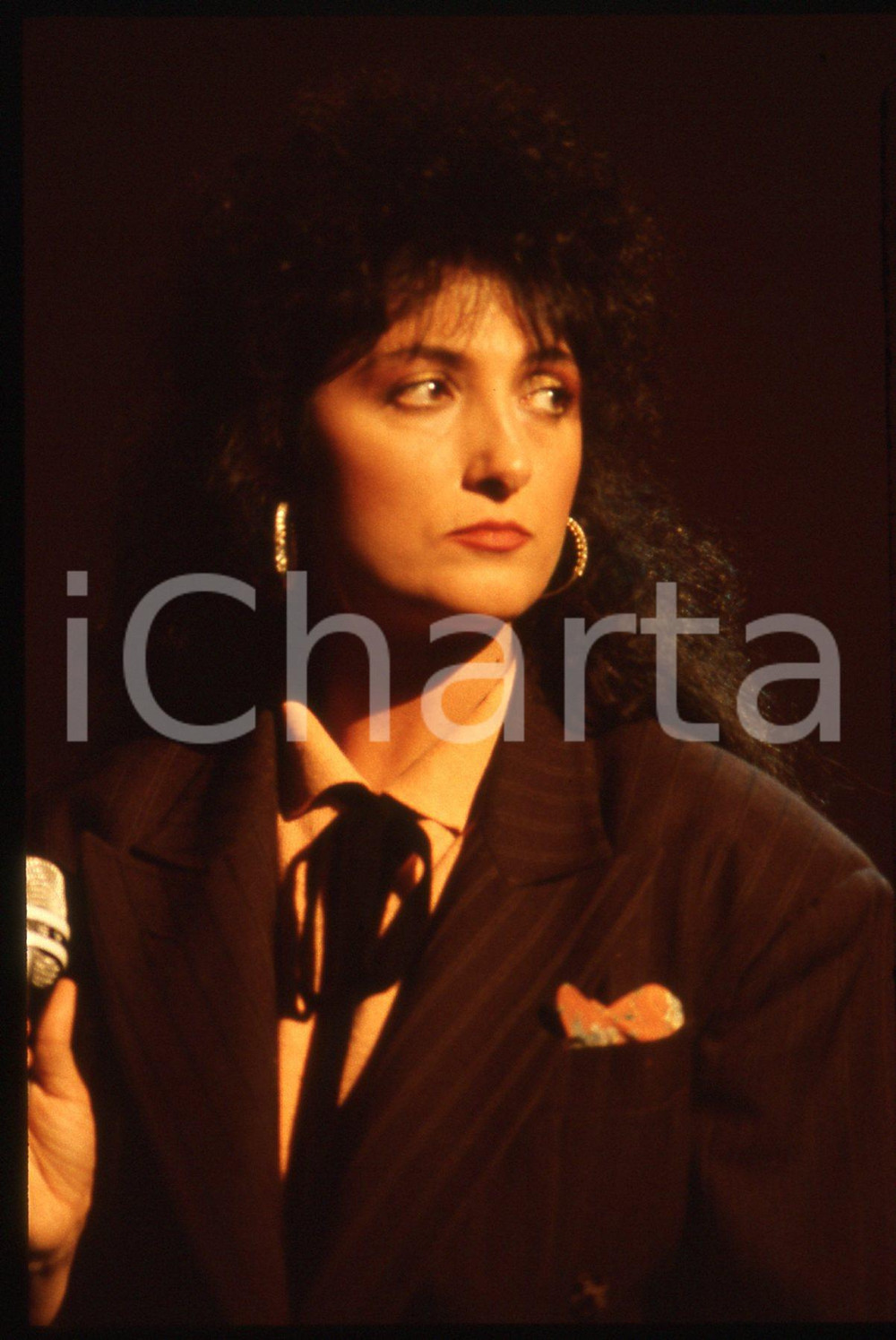 35mm vintage slide* 1990 ca TELEVISIONE Marcella BELLA Ritratto della cantante 2  Diapositiva d'epoca, in formato 35 mm. CONDIZIONI: GOOD            Tutti i diritti riservati.E' severamente vietata la riproduzione. ICharta mette in vendita, sul negozio eBay e in esclusiva sul sito "icharta" il proprio archivio composto da numerose diapositive e negativi fotografici d'epoca, tutti originali e autentici, che attraversano la storia del costume italiano tra gli la fine degli anni Sessanta e Novanta.Si tratta di uno sguardo inedito sull'attualit&agrave;, la politica, la vita quotidiana, il gossip e la cultura, che fotografa il cambiamento della nazione in quest'ultimo scorcio del XX secolo. Un'occasione unica per il mercato del collezionismo, che vede finalmente disponibile un archivio eccezionale per vastit&agrave;, tematiche e condizioni, in un settore (il negativo fotografico e la diapositiva) di assoluta novit&agrave; e dalle interessanti prospettive di investimento.     originale e autentica 1