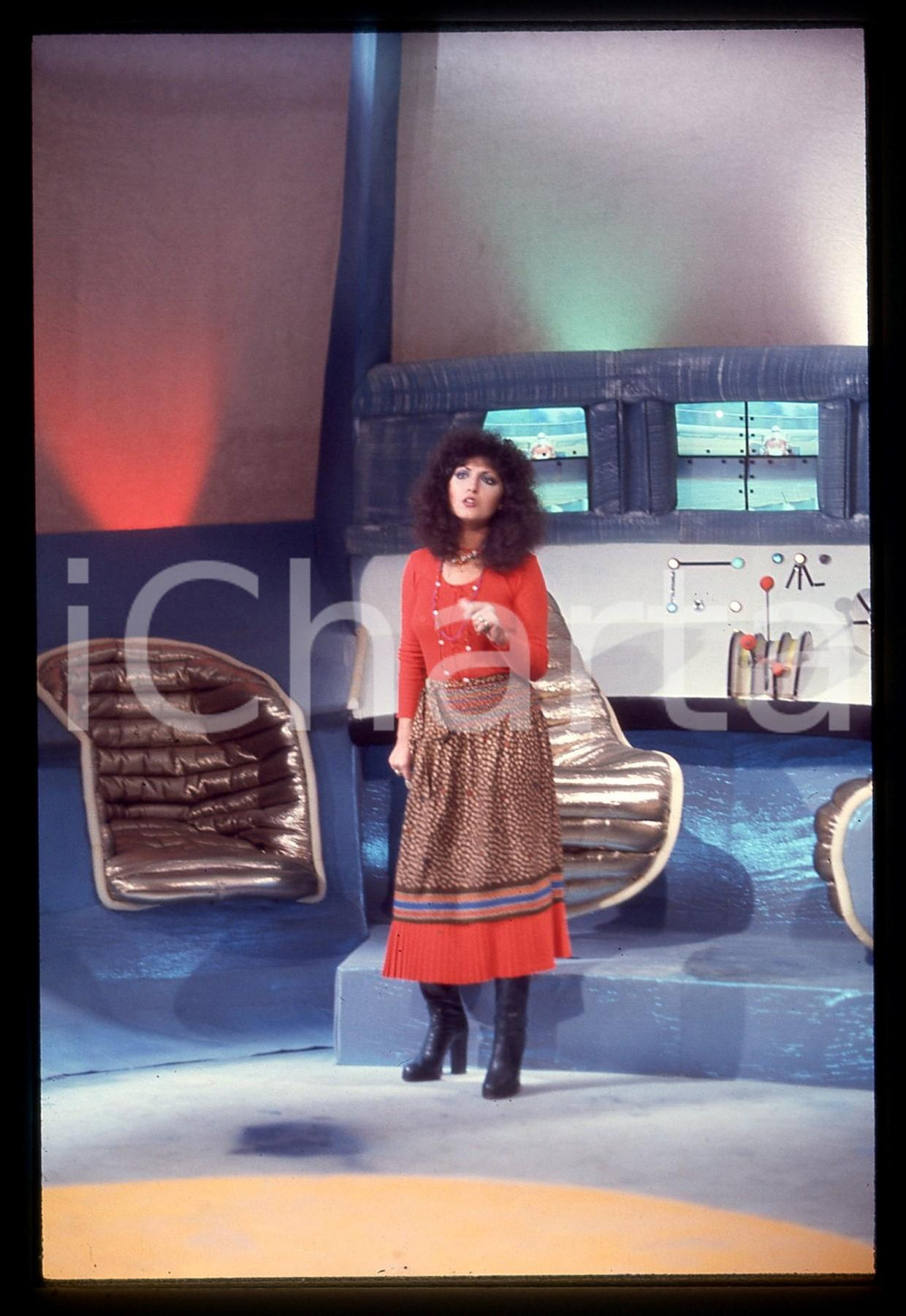 35mm vintage slide* 1975 ca TELEVISIONE Marcella BELLA in finta astronave (2)