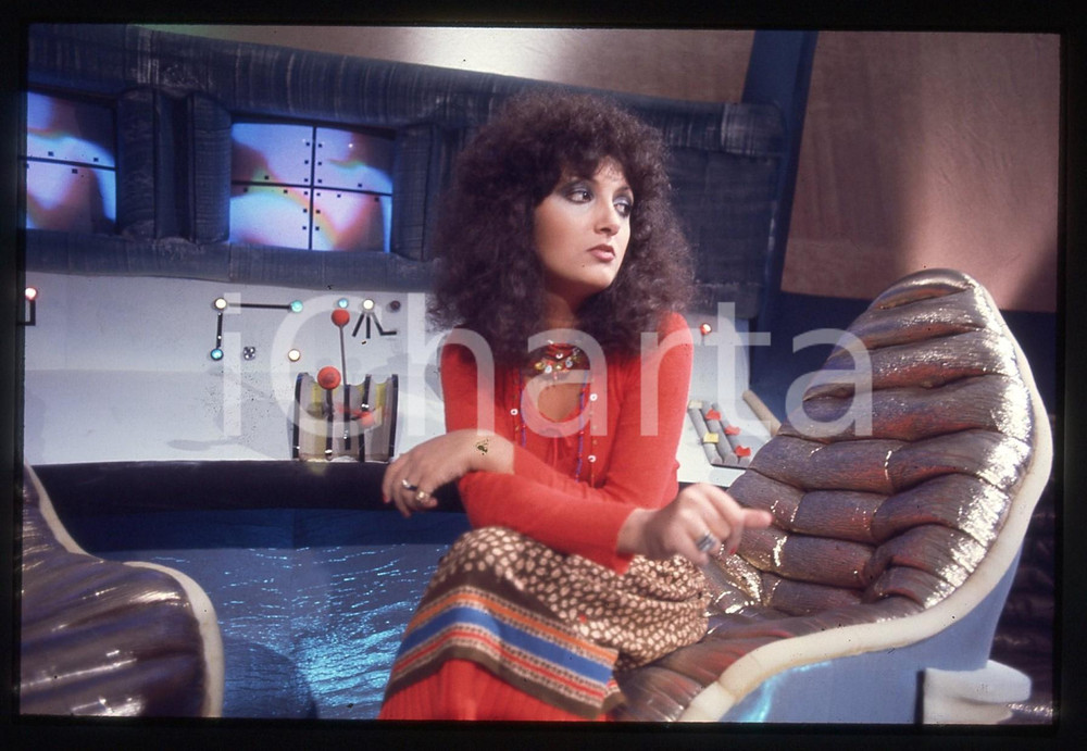 Fotografia d'epoca originale 35mm vintage slide* 1975 ca TELEVISIONE Marcella BELLA in finta astronave (13) 1
