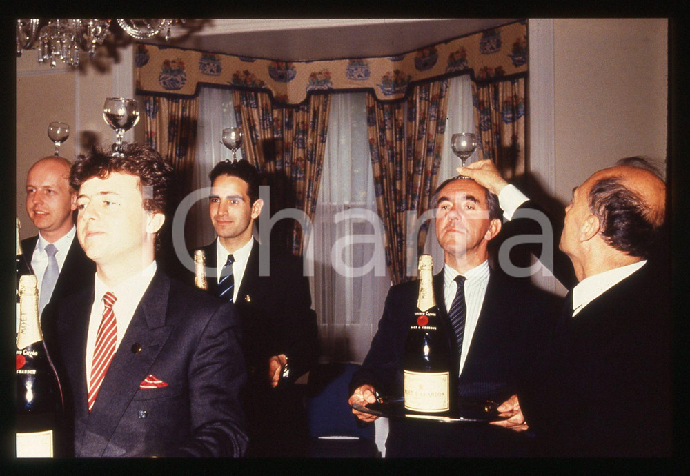 35mm vintage slide* 1990 ca LONDRA Ivor SPENCER School Lezione di equilibrio (1)  Diapositiva d'epoca, in formato 35 mm.La diapositiva ritrae alcune lezioni degli studenti della scuola per maggiordomi "Ivor Spencer School of Butlers", avente sede a Dulwich, Londra. CONDIZIONI: GOODTutti i diritti riservati.E' severamente vietata la riproduzione. ICharta mette in vendita, sul negozio eBay e in esclusiva sul sito "icharta" il proprio archivio composto da numerose diapositive e negativi fotografici d'epoca, tutti originali e autentici, che attraversano la storia del costume italiano tra gli la fine degli anni Sessanta e Novanta.Si tratta di uno sguardo inedito sull'attualit&agrave;, la politica, la vita quotidiana, il gossip e la cultura, che fotografa il cambiamento della nazione in quest'ultimo scorcio del XX secolo. Un'occasione unica per il mercato del collezionismo, che vede finalmente disponibile un archivio eccezionale per vastit&agrave;, tematiche e condizioni, in un settore (il negativo fotografico e la diapositiva) di assoluta novit&agrave; e dalle interessanti prospettive di investimento.  originale e autentica 1