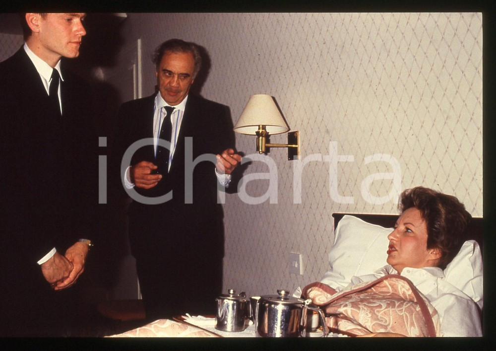 35mm vintage slide* 1990 ca LONDRA Ivor SPENCER Scuola per Maggiordomi Lezione 9  Diapositiva d'epoca, in formato 35 mm.La diapositiva ritrae alcune lezioni degli studenti della scuola per maggiordomi "Ivor Spencer School of Butlers", avente sede a Dulwich, Londra. CONDIZIONI: GOODTutti i diritti riservati.E' severamente vietata la riproduzione. ICharta mette in vendita, sul negozio eBay e in esclusiva sul sito "icharta" il proprio archivio composto da numerose diapositive e negativi fotografici d'epoca, tutti originali e autentici, che attraversano la storia del costume italiano tra gli la fine degli anni Sessanta e Novanta.Si tratta di uno sguardo inedito sull'attualit&agrave;, la politica, la vita quotidiana, il gossip e la cultura, che fotografa il cambiamento della nazione in quest'ultimo scorcio del XX secolo. Un'occasione unica per il mercato del collezionismo, che vede finalmente disponibile un archivio eccezionale per vastit&agrave;, tematiche e condizioni, in un settore (il negativo fotografico e la diapositiva) di assoluta novit&agrave; e dalle interessanti prospettive di investimento.  originale e autentica 1