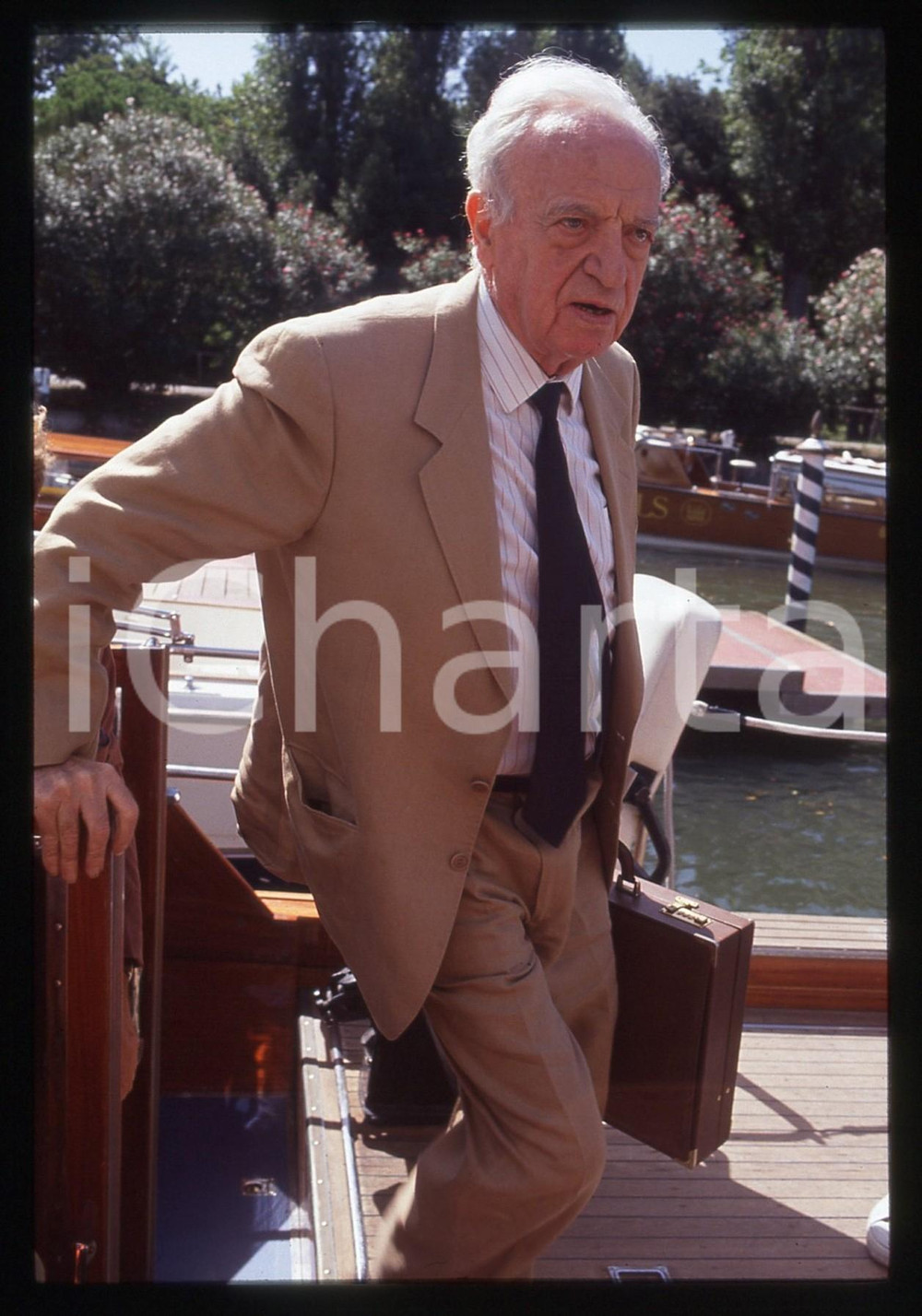 35mm vintage slide* 1990 ca VENEZIA Ruggero ORLANDO Ritratto sul motoscafo (3)
